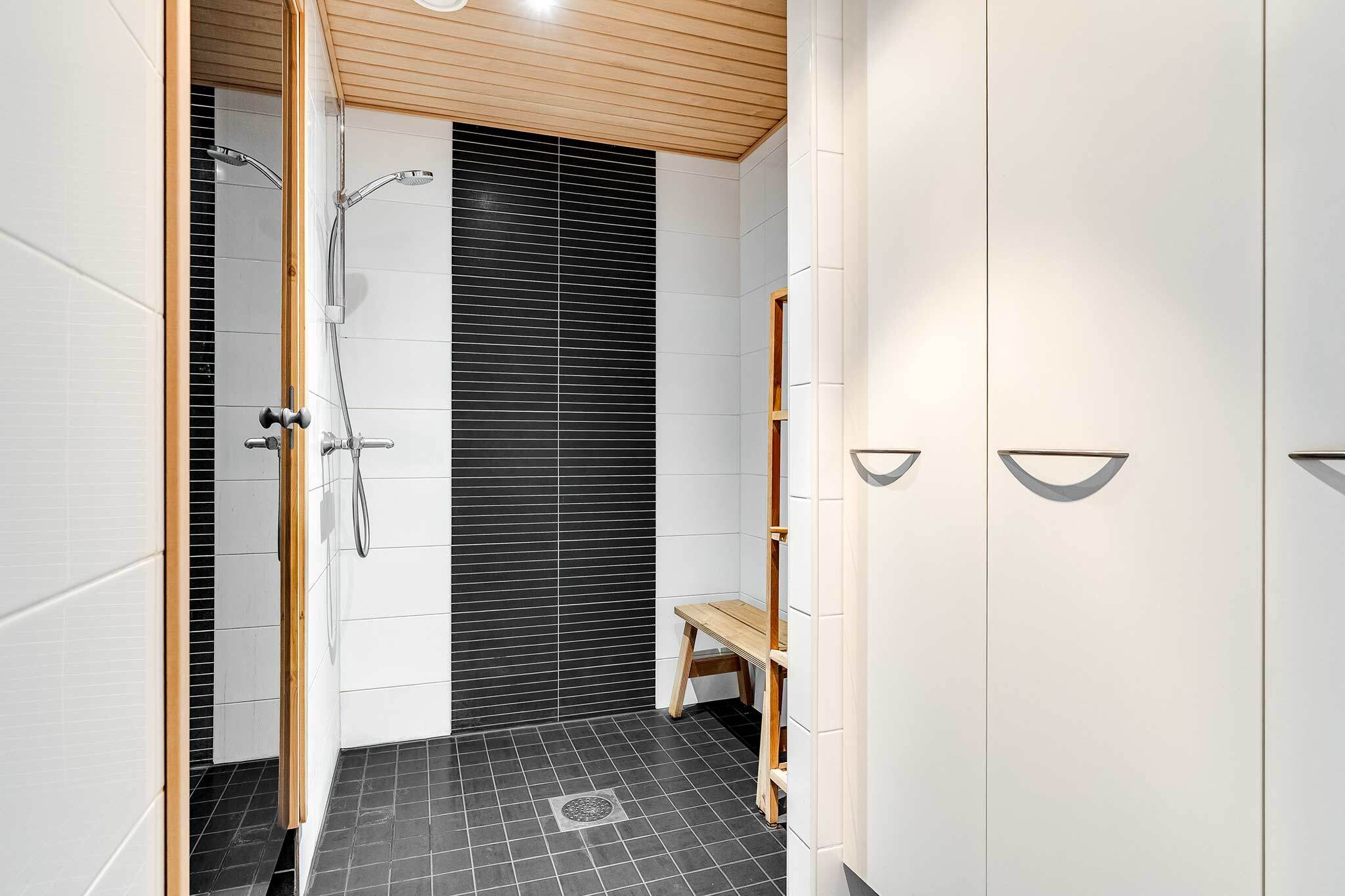 Alakerrassa on suihku ja sauna