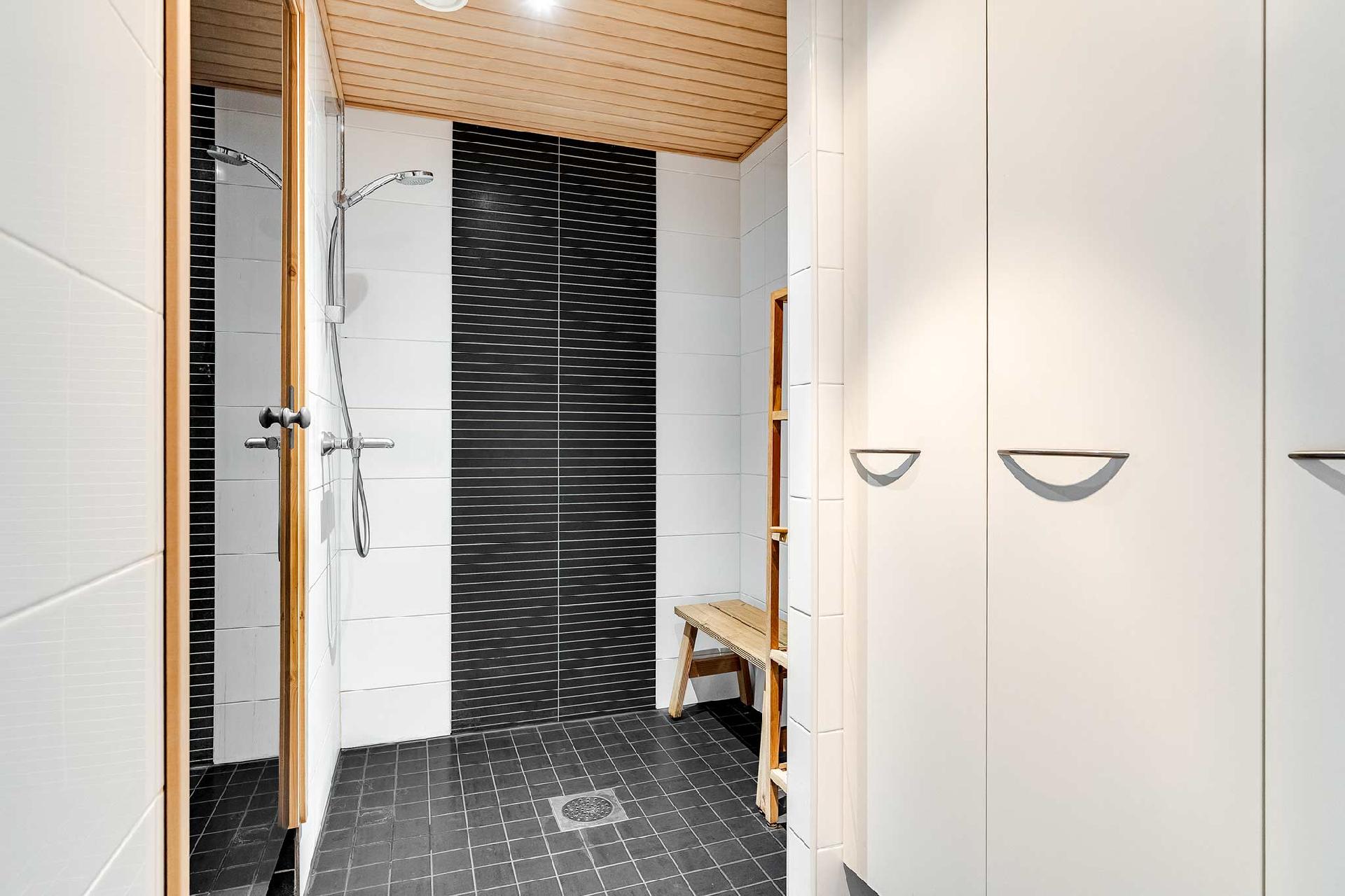 Alakerrassa on suihku ja sauna