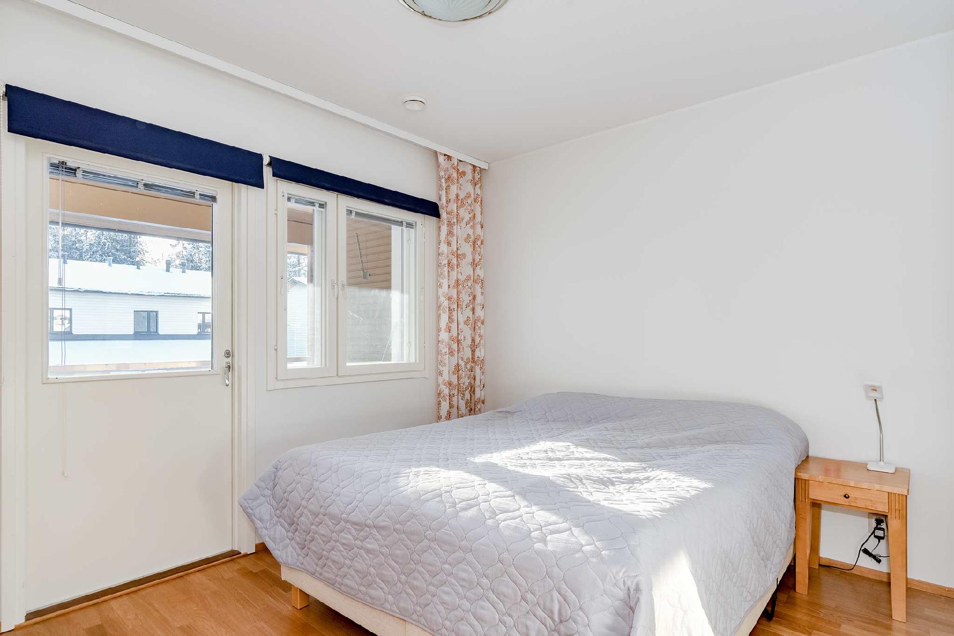 Makuuhuone 1, käynti parvekkeelle