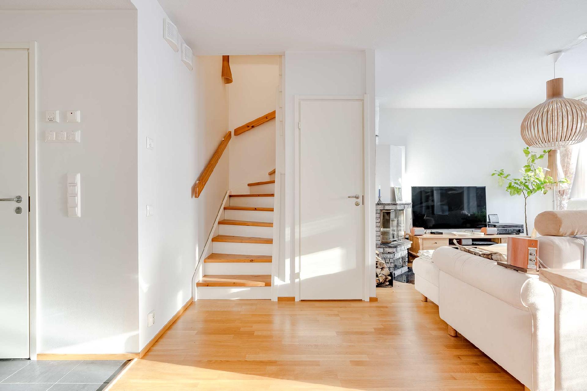 Säilytystilaa myös portaiden alla