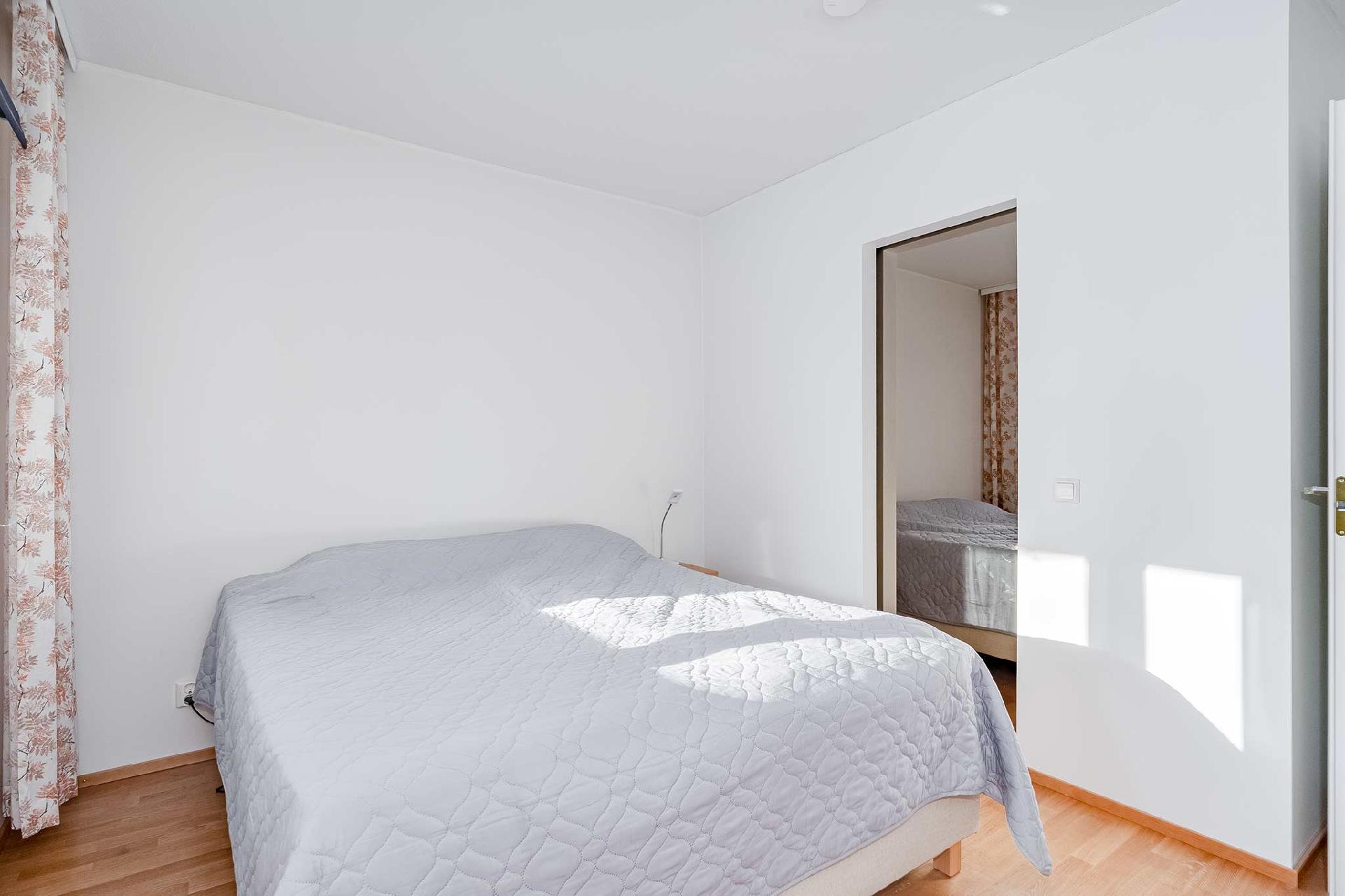 Makuuhuone 1, vaatehuone oikealla