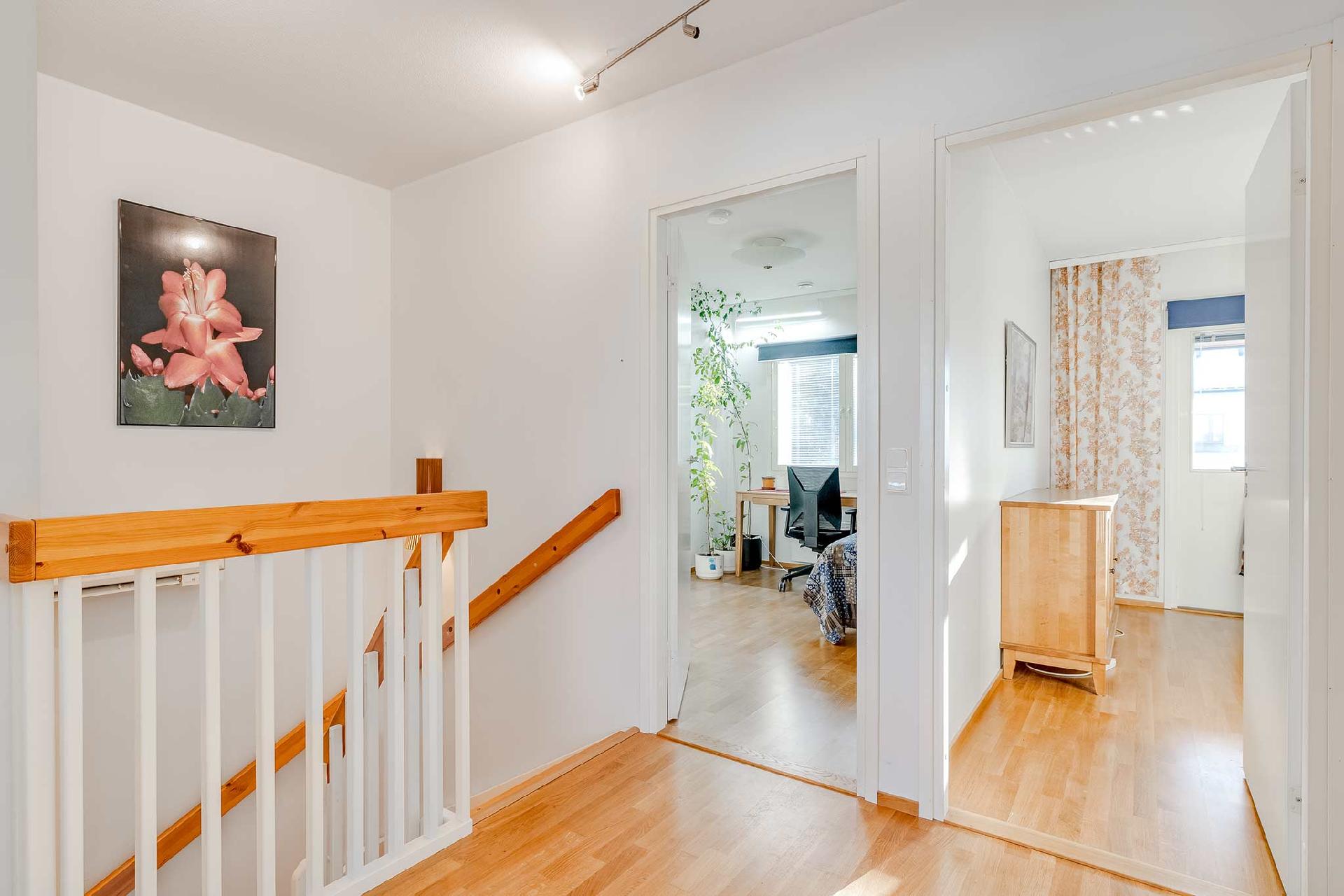 Yläkerran aula, ilmalämpöpumppu portaikossa