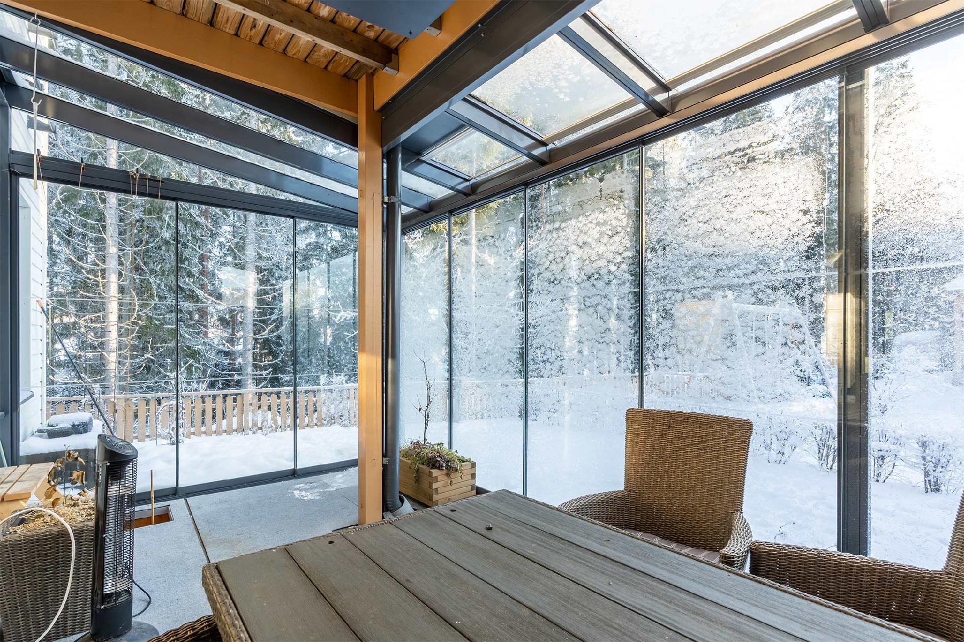 Tunnelmallinen iso lasitettu terassi etelän suuntaan