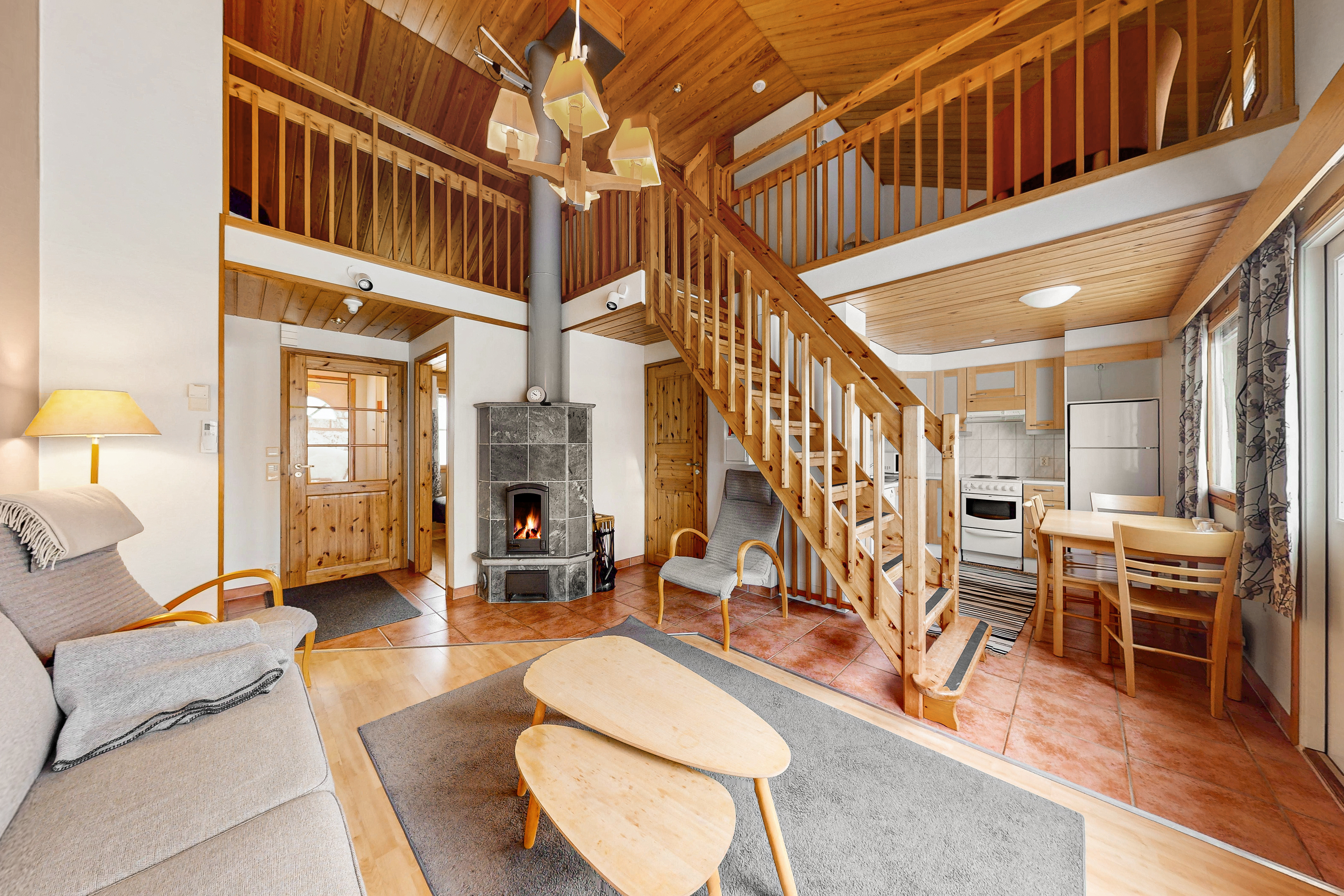 Rivitalohuoneisto A ja C oleskelutilassa varaava takka