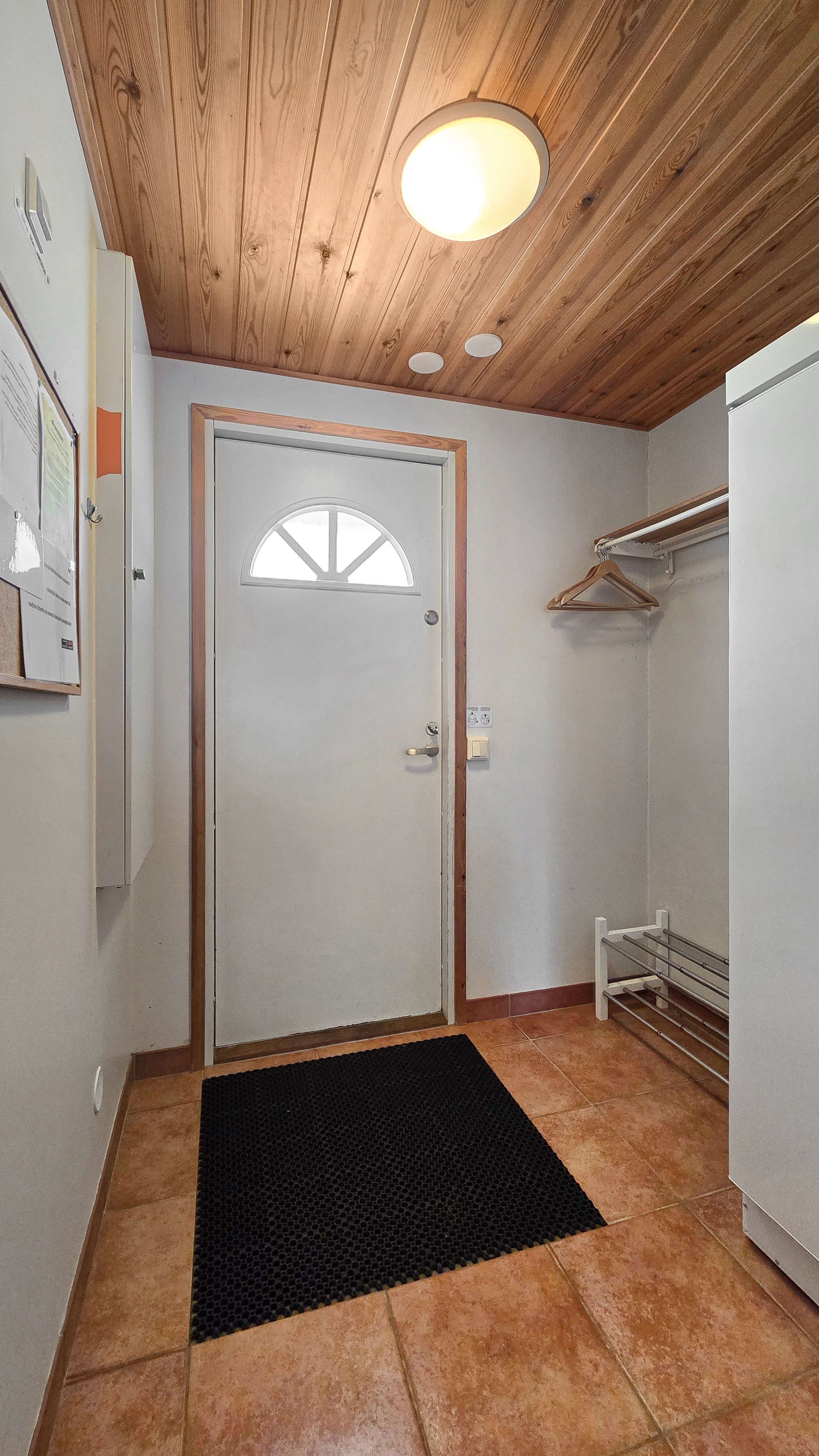 Rivitalohuoneisto B eteinen, jossa kuivauskaappi