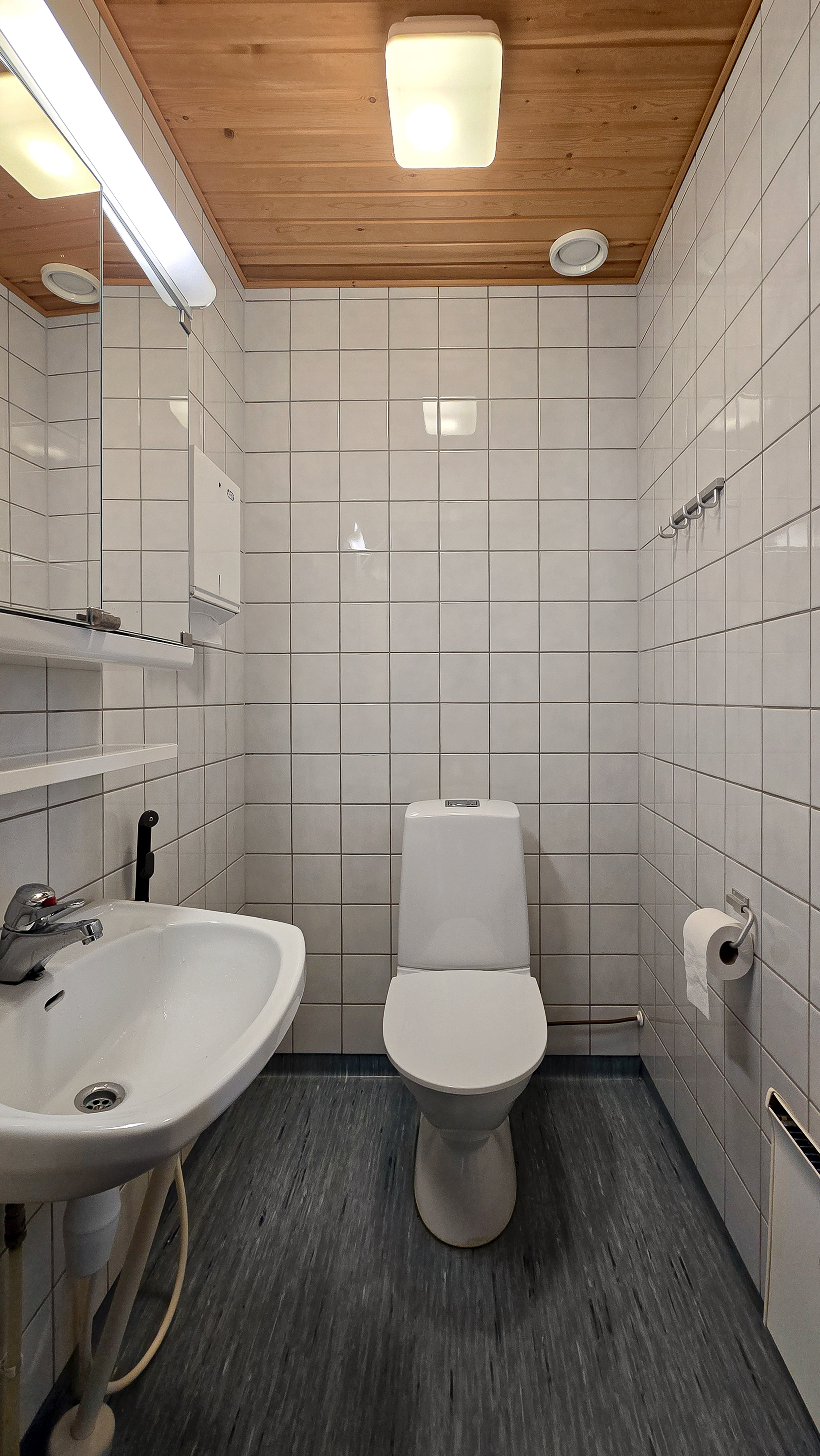 Tunturimajassa kaksi erillistä wc:tä