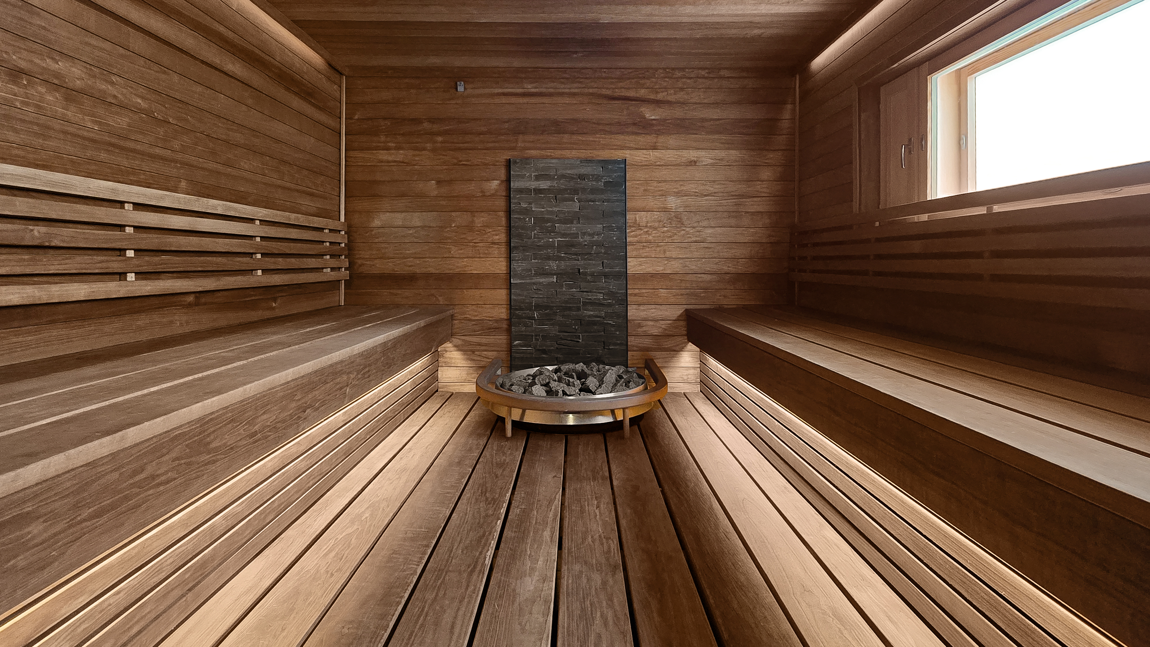 Saunarakennuksessa tilava sähkösauna