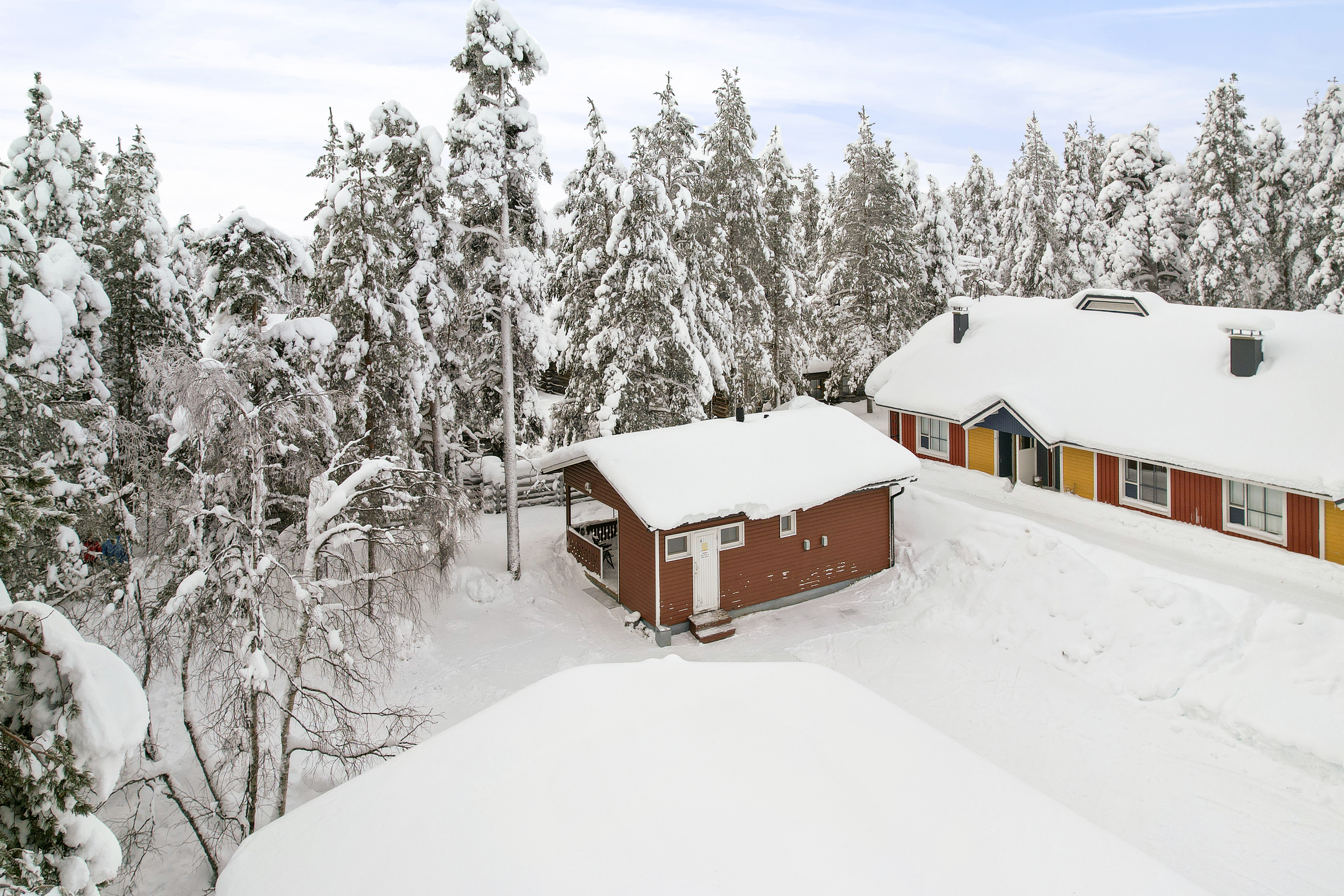 Erillinen saunarakennus, jonka yhteydessä pieni kylmä ulkovarasto