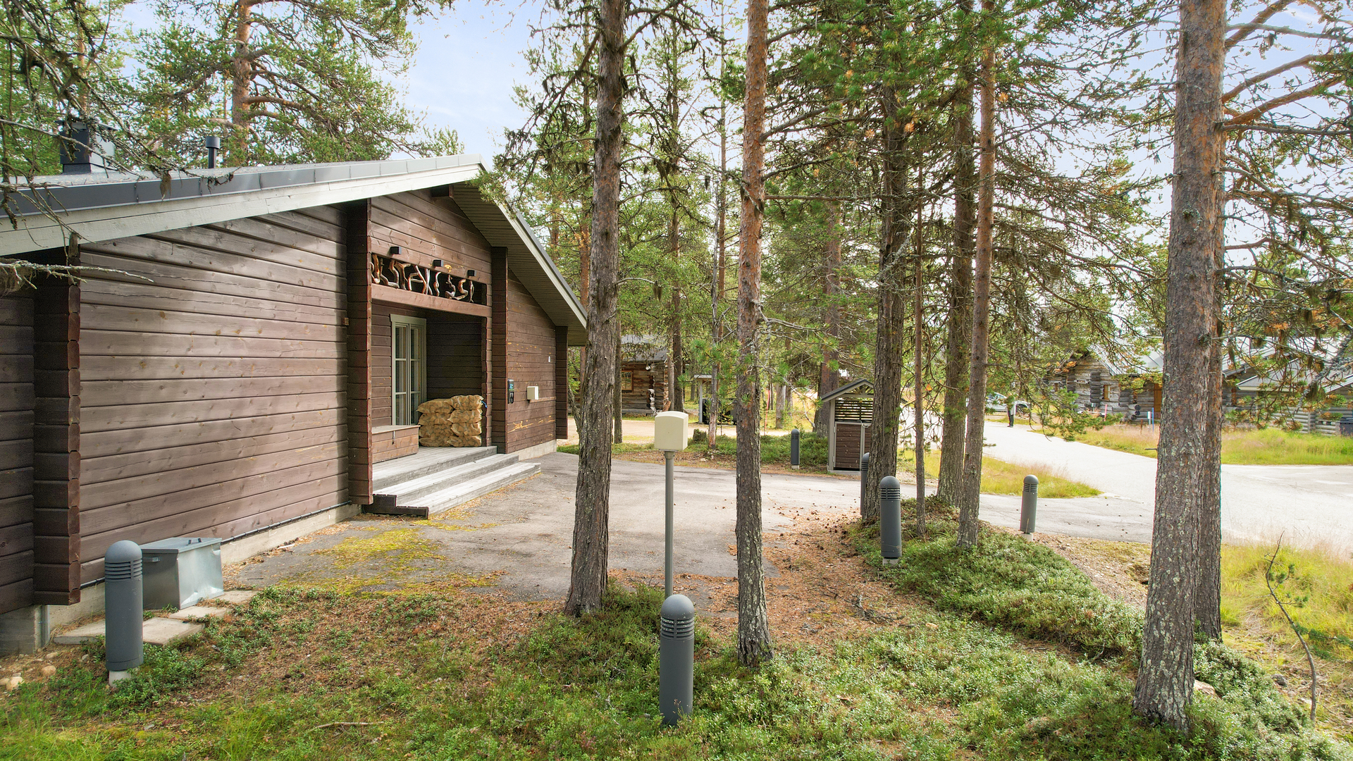 Etupihalla sähkötolpallinen autopaikka
