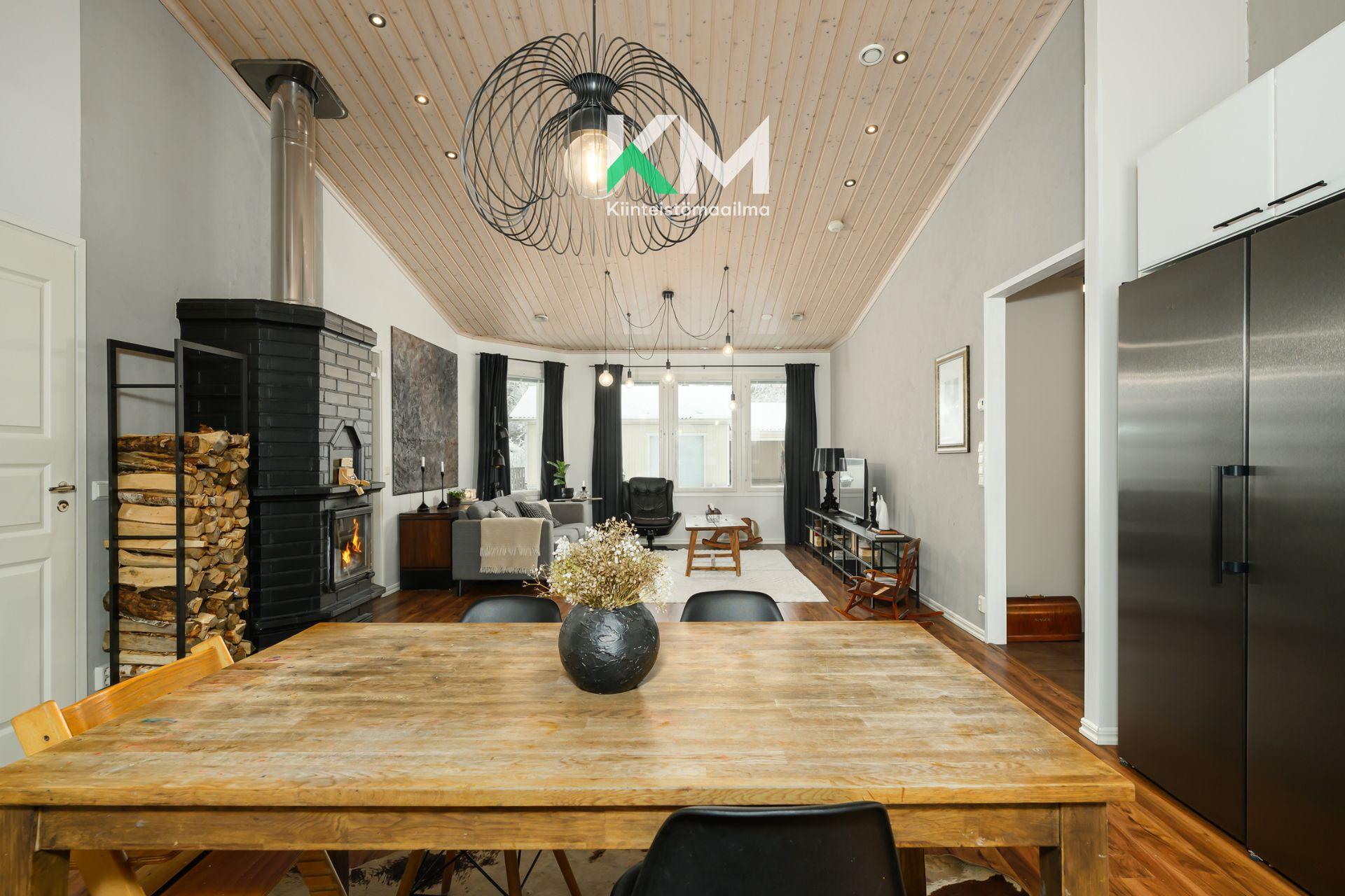 Keittiöstä näkymä olohuoneeseen