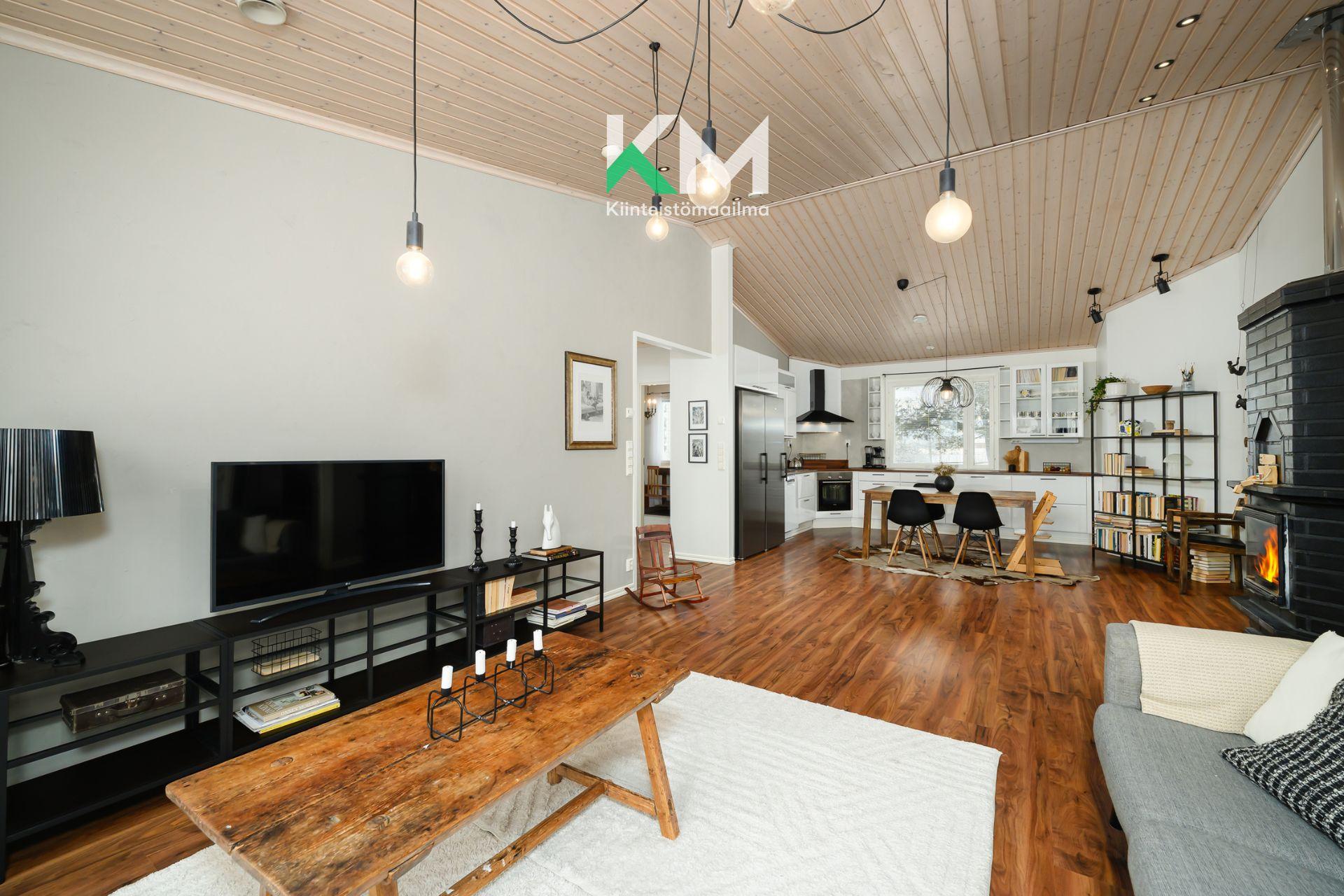 Olohuoneesta näkymä keittiöön