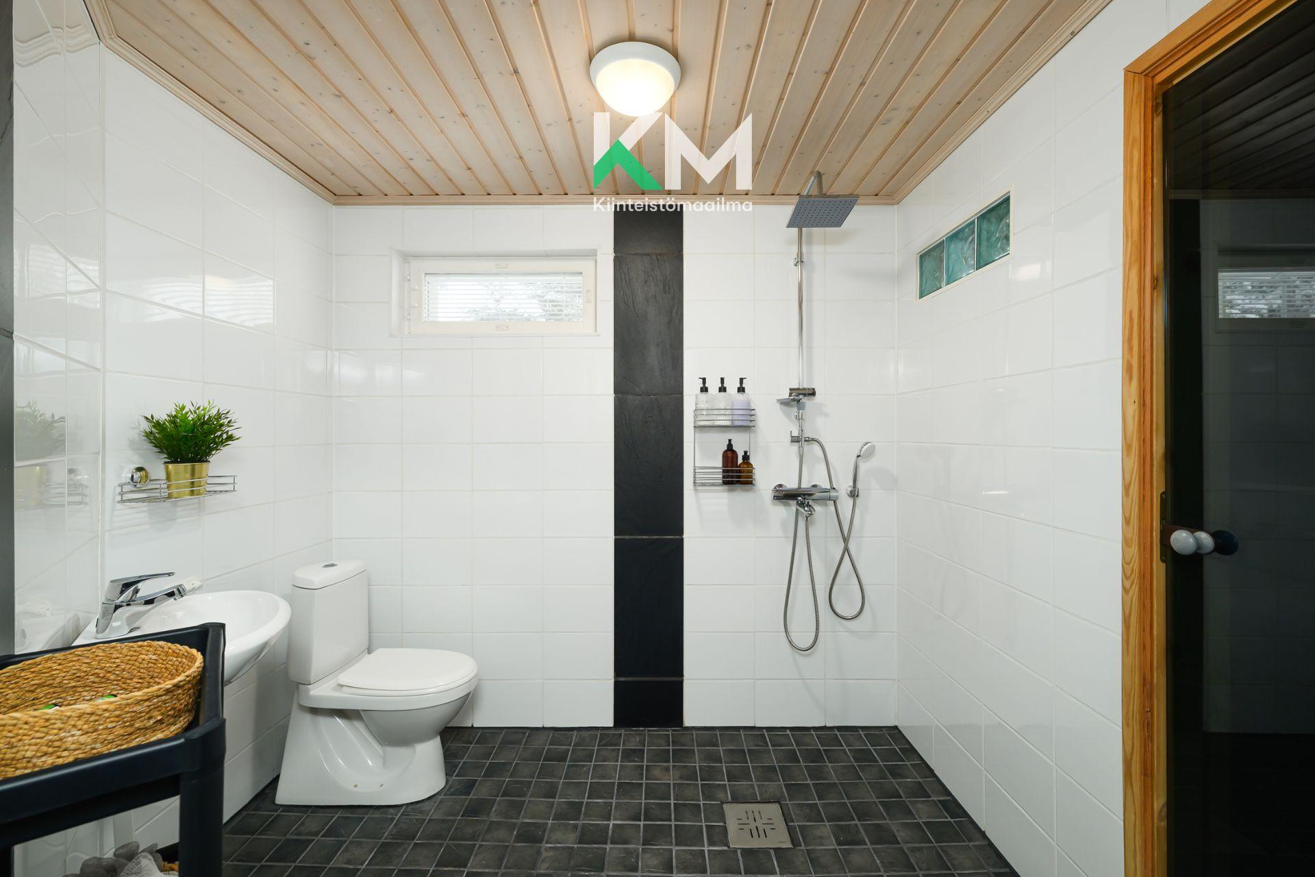 Kylpyhuone / toinen wc