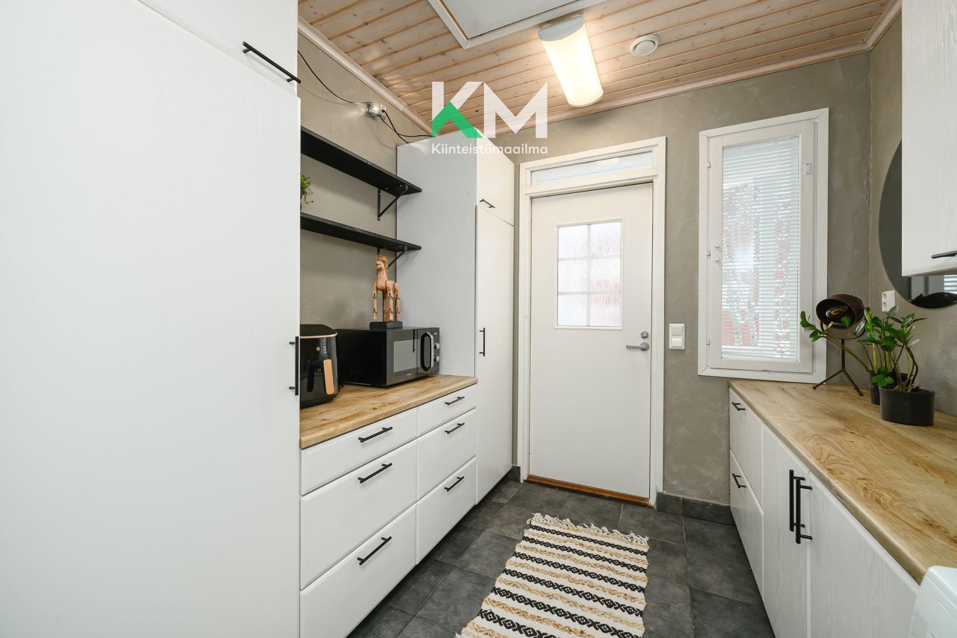 Kodinhoitohuone ja 2. uloskäynti