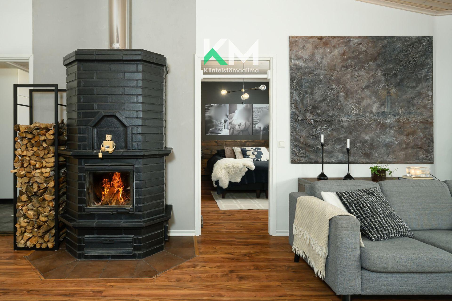 Olohuoneessa varaava takka