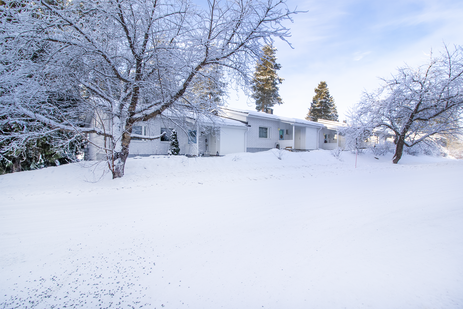 Päätyasunto kadun puolelta