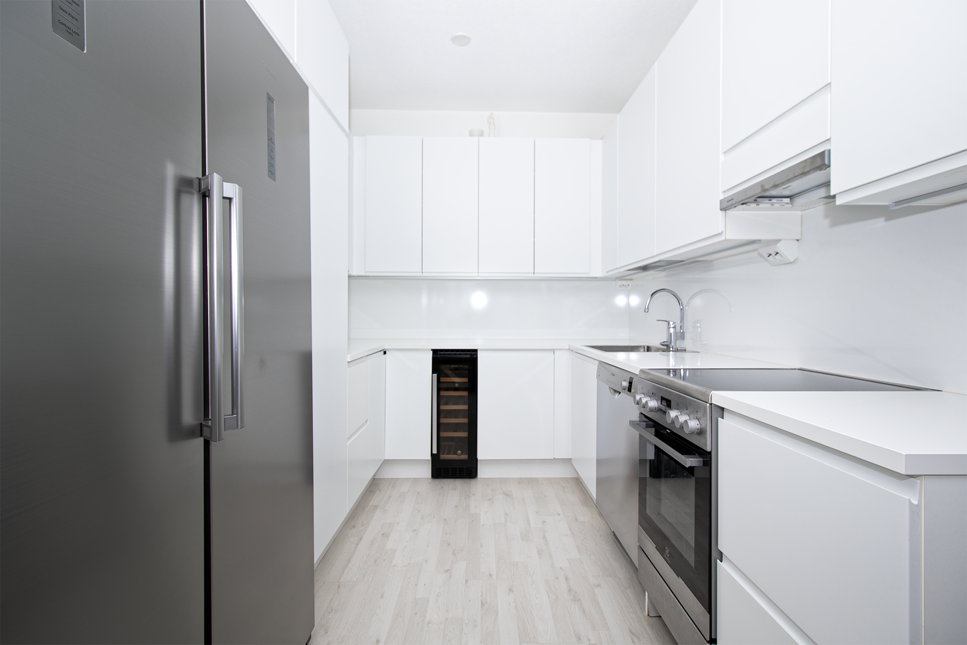 Vaalean sävyinen keittiö