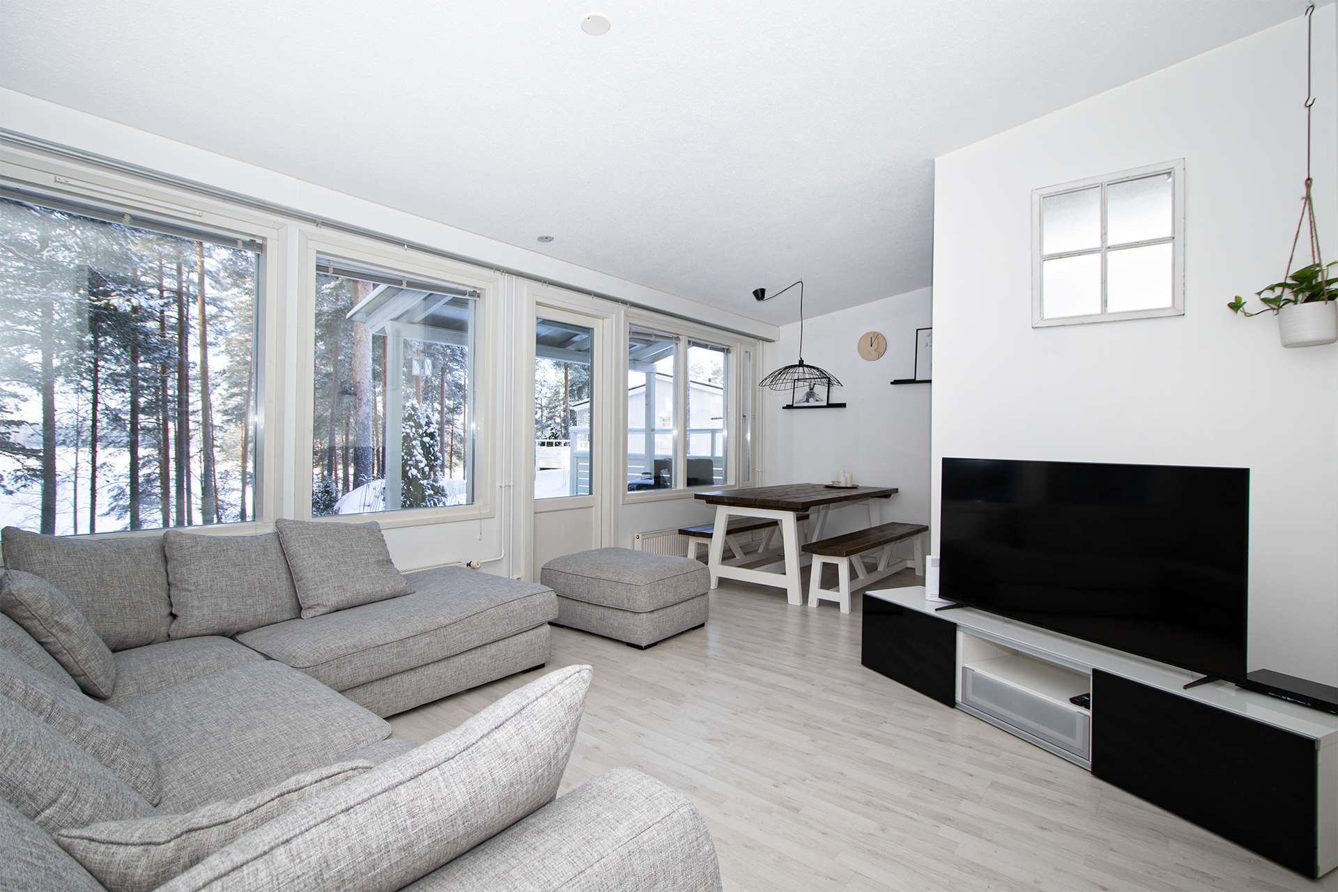 Olohuoneesta komeat näkymät Kallaveden suuntaan