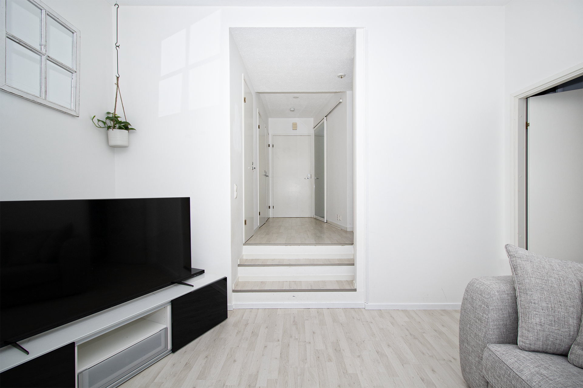 Eteisestä muutamat rappuset olohuoneeseen 