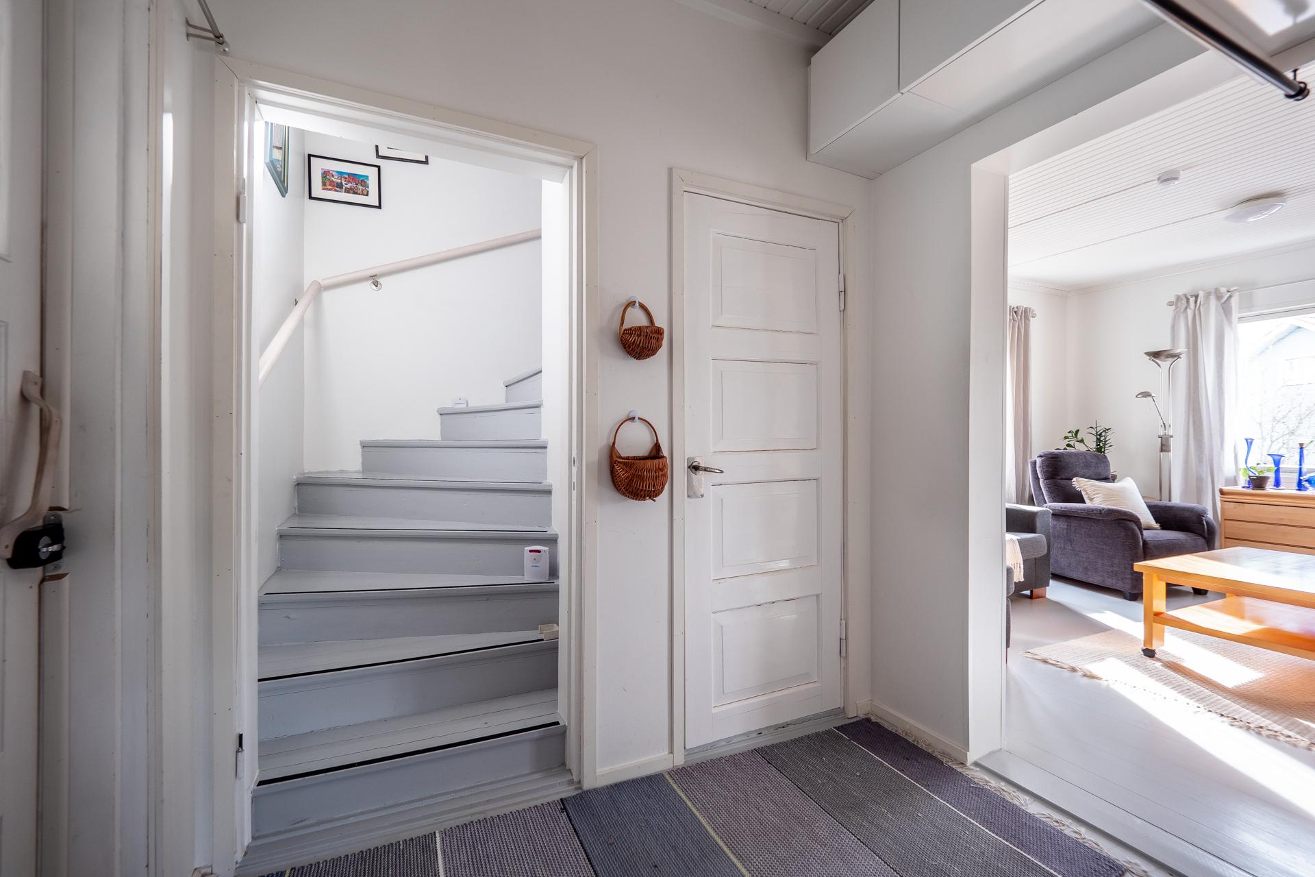 Kulku kellariin ja ylös