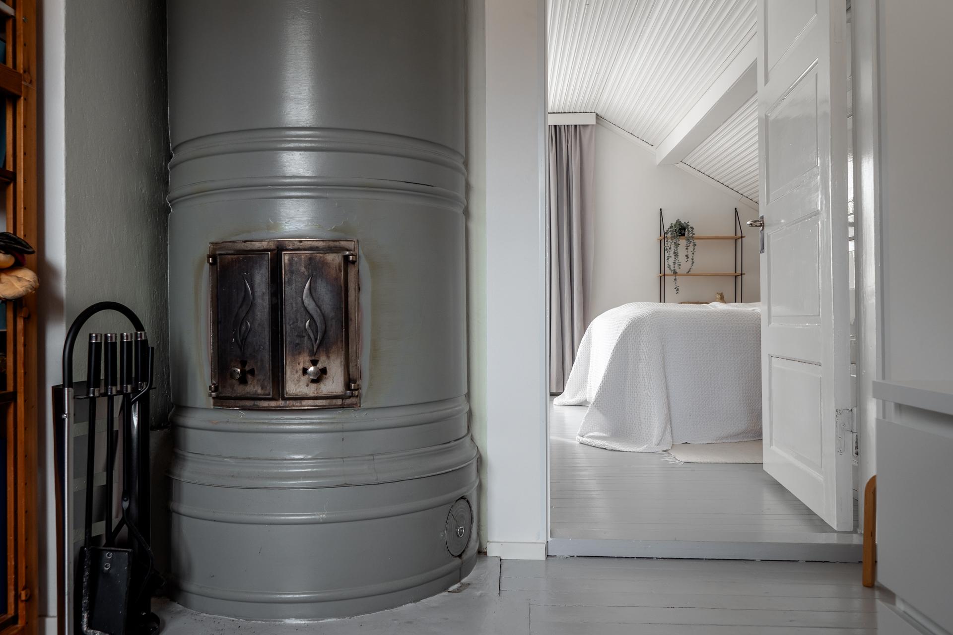 Yläkerran pönttöuuni