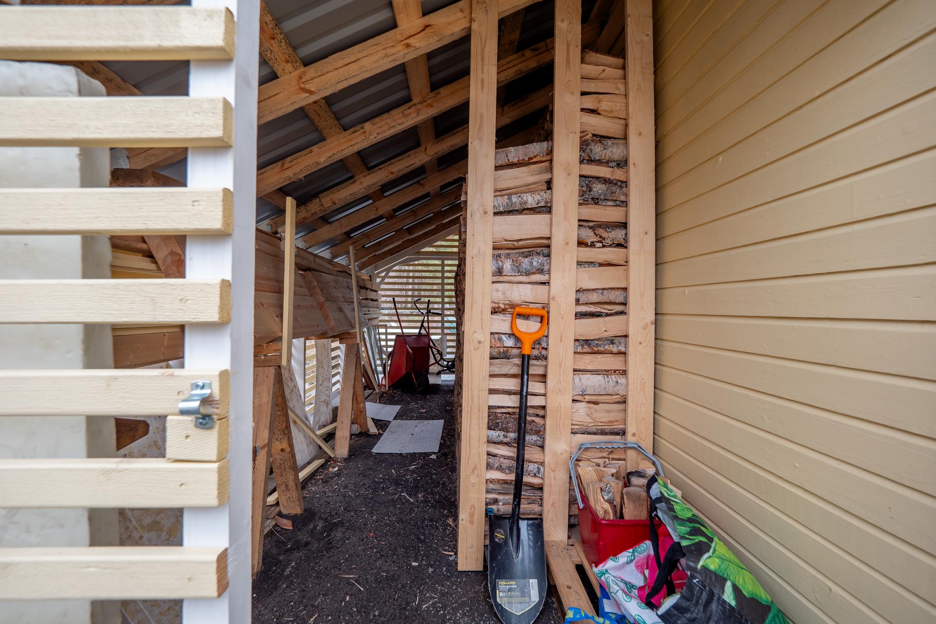 Talousrakennuksen takana suoja puille