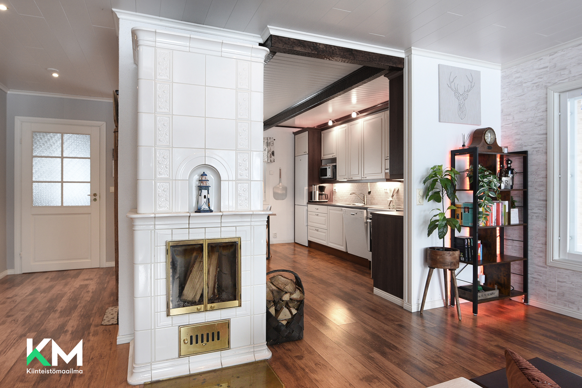 Keittiö olohuoneen suunnasta