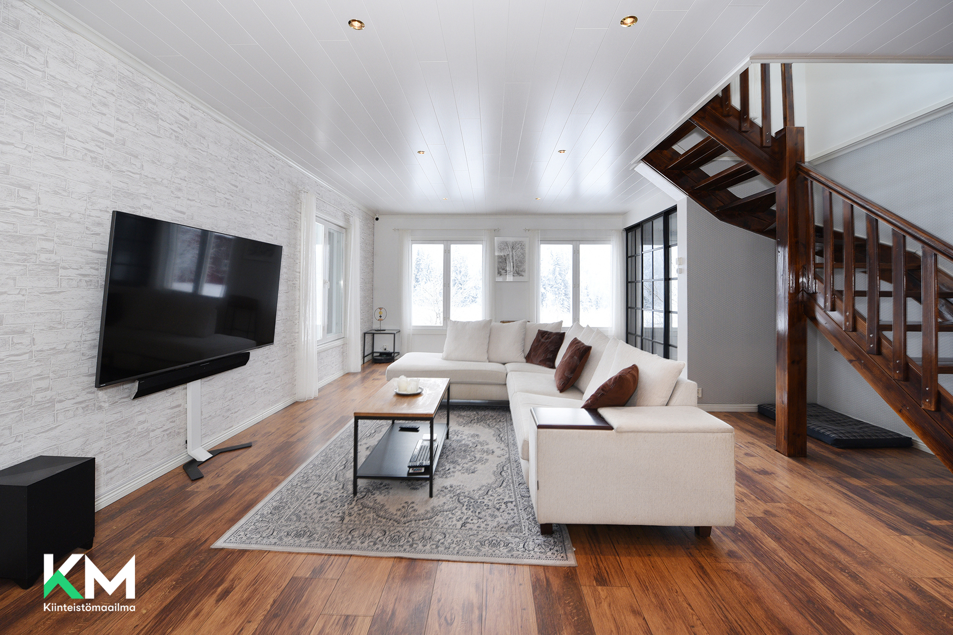 Olohuone keittiön suunnasta