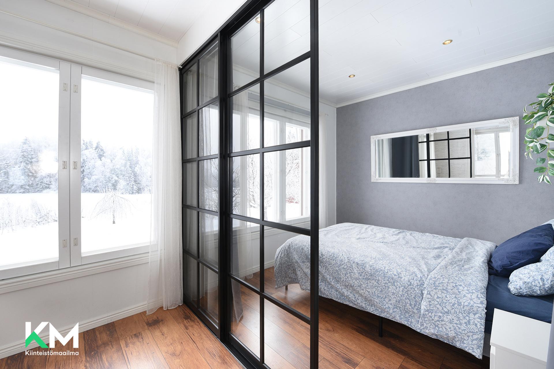 Makuuhuone olohuoneen sivussa