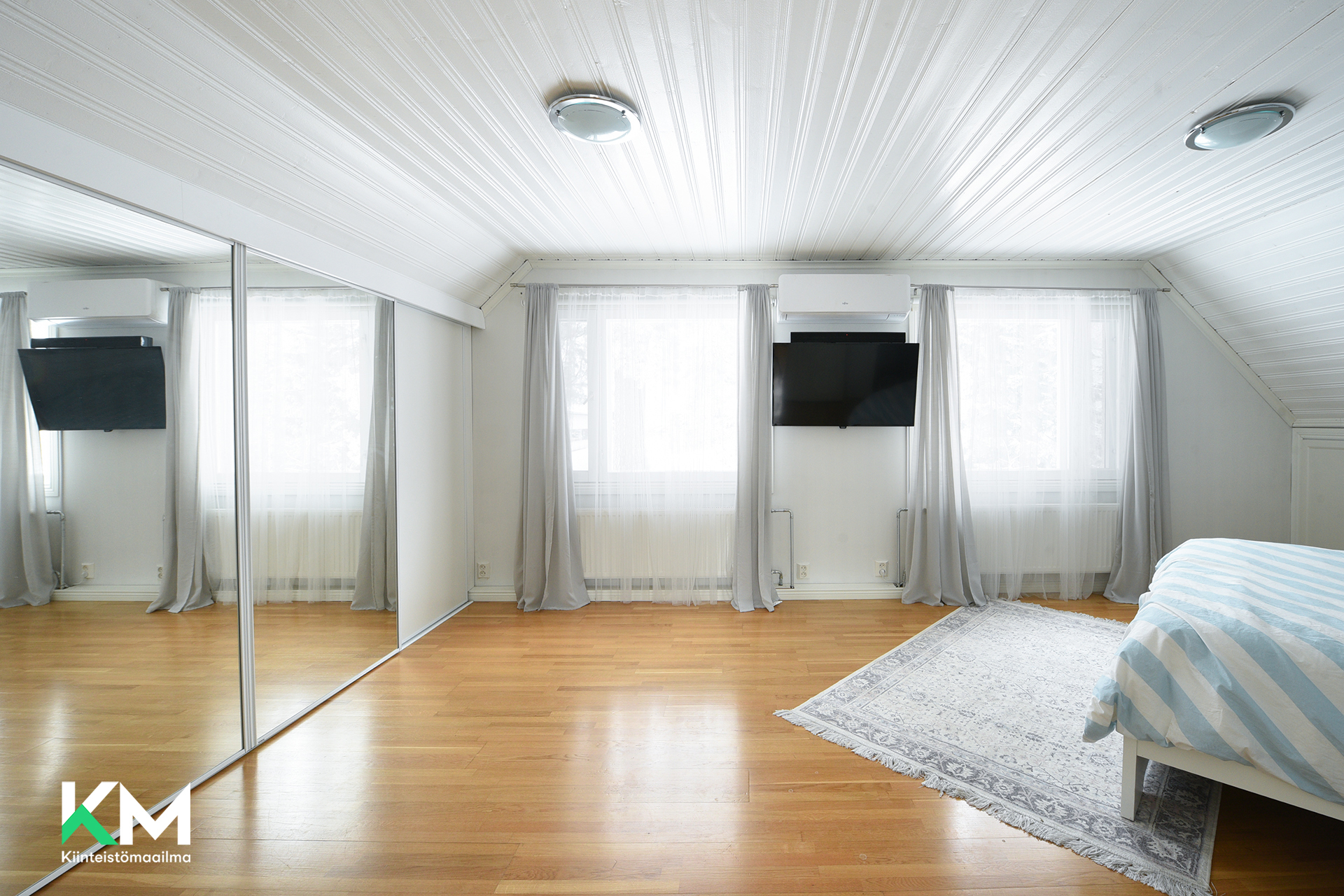 Ylakerran makuuhuone jaettavissa kahdeksi