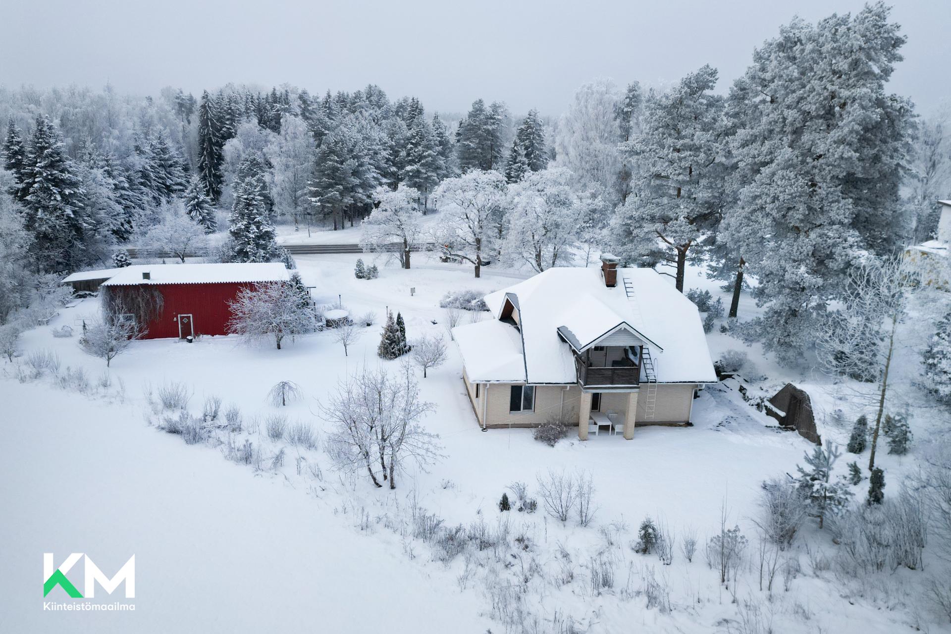 Päärakennus ja suuri autotalli/kesäsauna