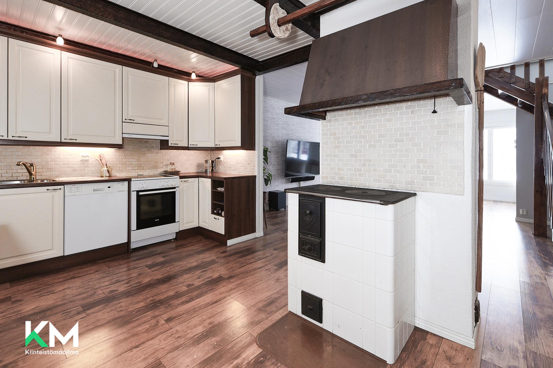 Keittiö puuhelloineen