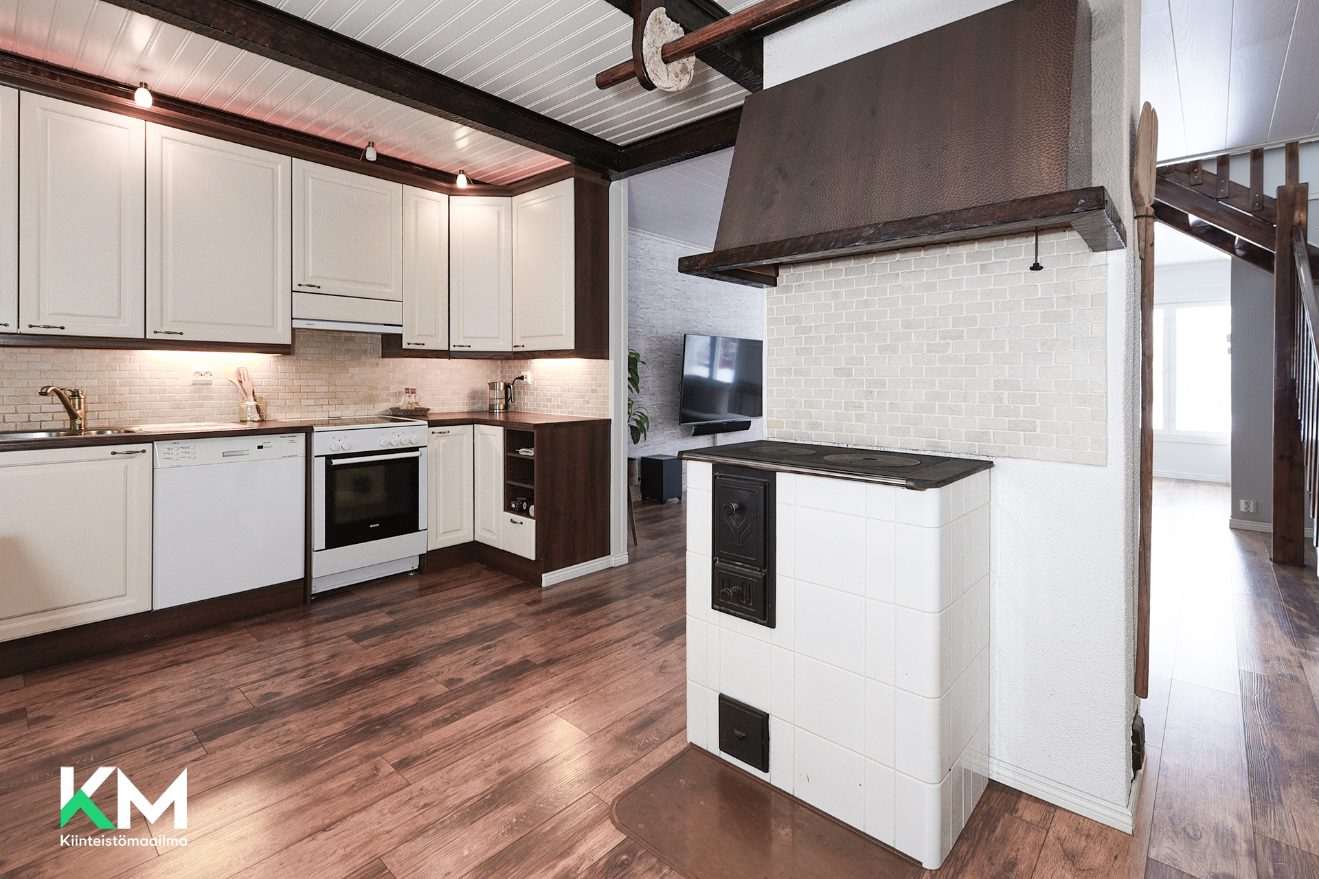 Keittiö puuhelloineen