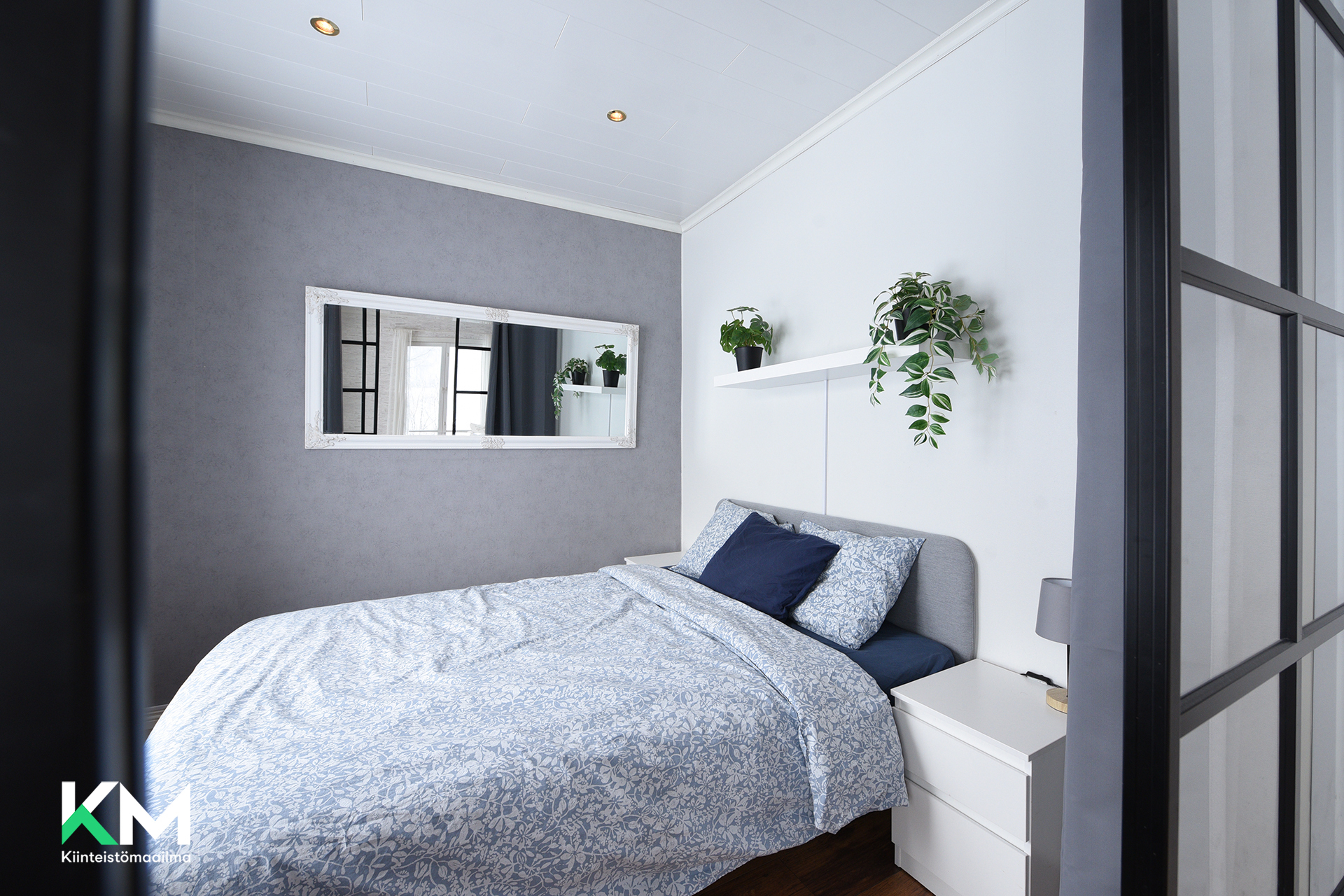 Makuuhuone olohuoneen sivussa