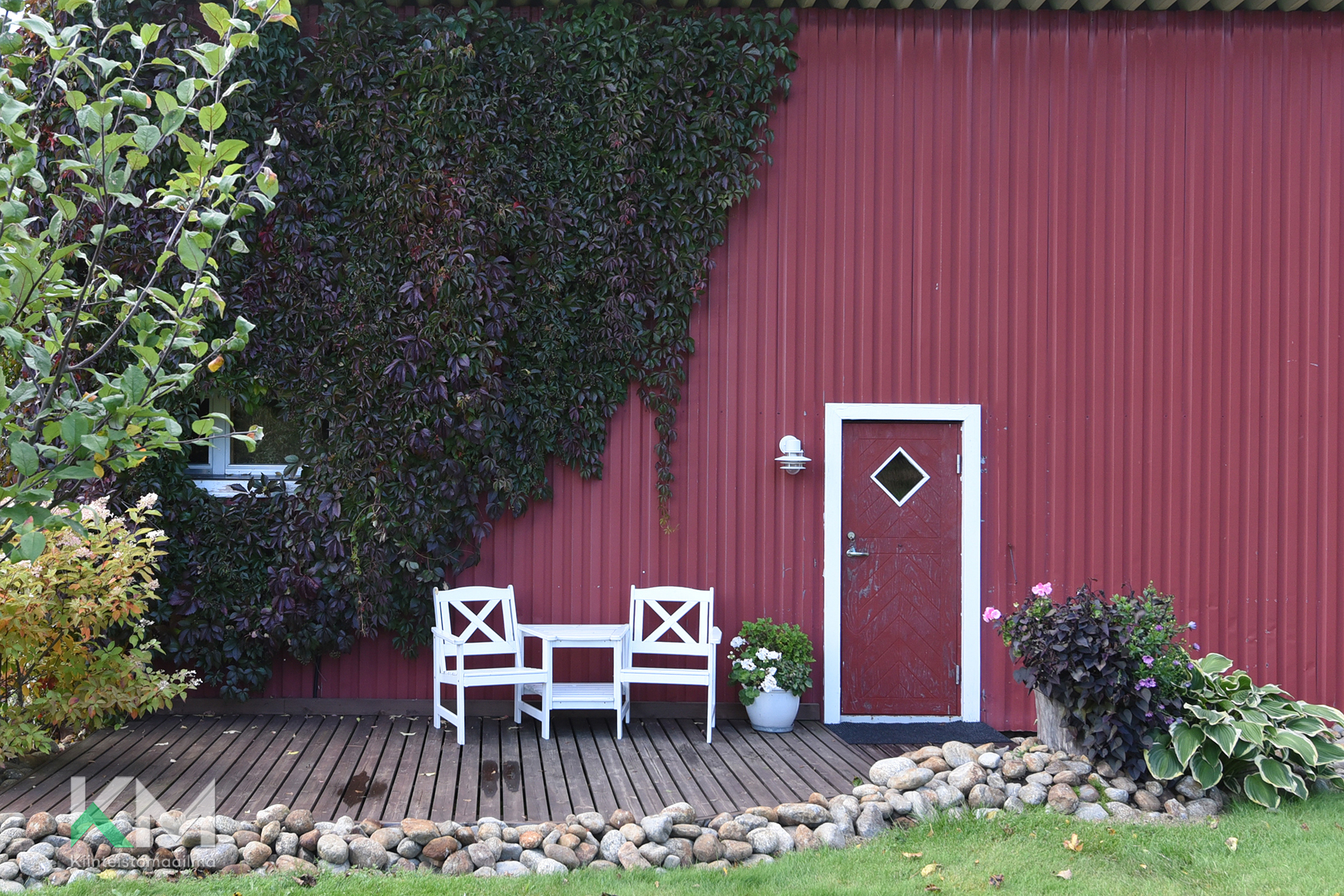 Kesäsaunan sisäänkäynti autotallin päässä