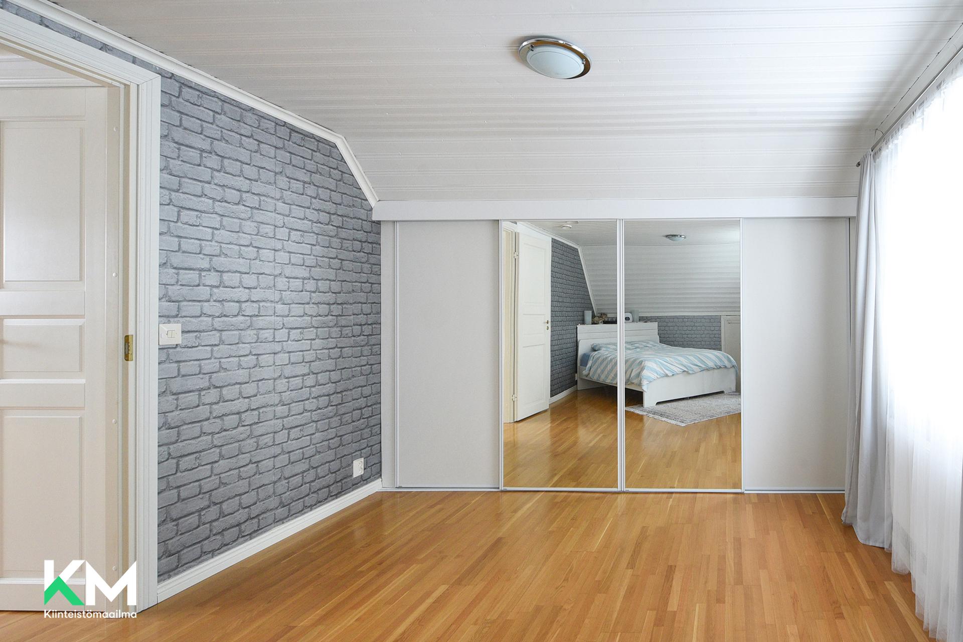 Yläkerran makuuhuoneen säilytystilat