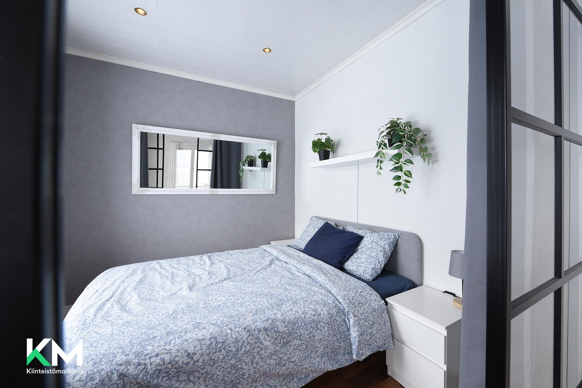 Makuuhuone olohuoneen sivussa