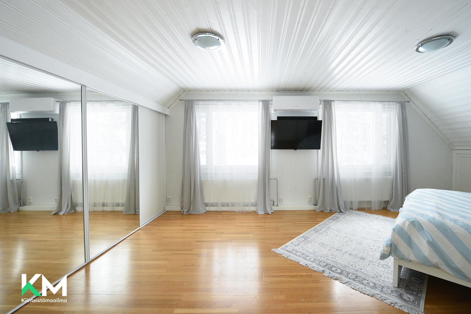 Ylakerran makuuhuone jaettavissa kahdeksi