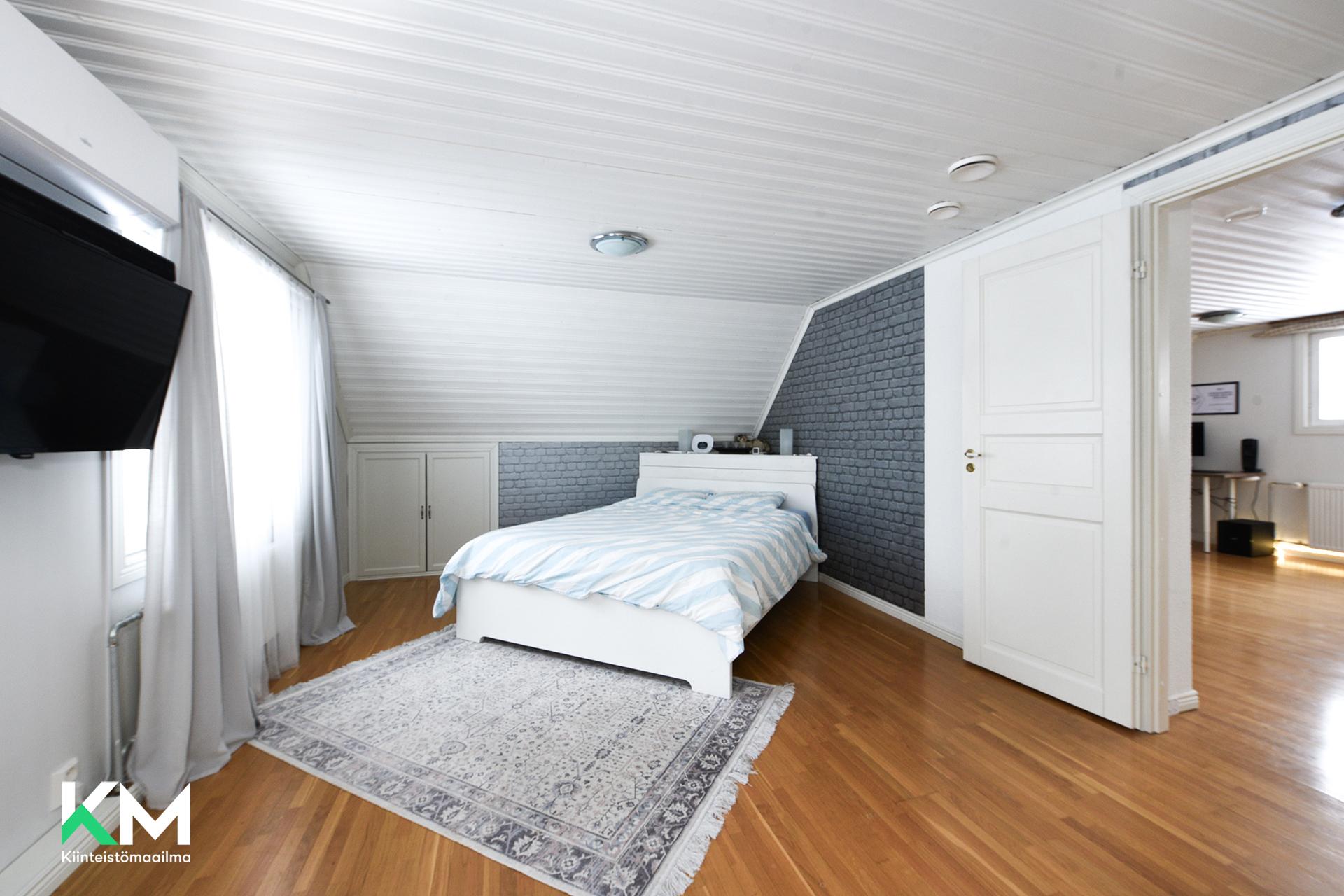 Yläkerran makuuhuone