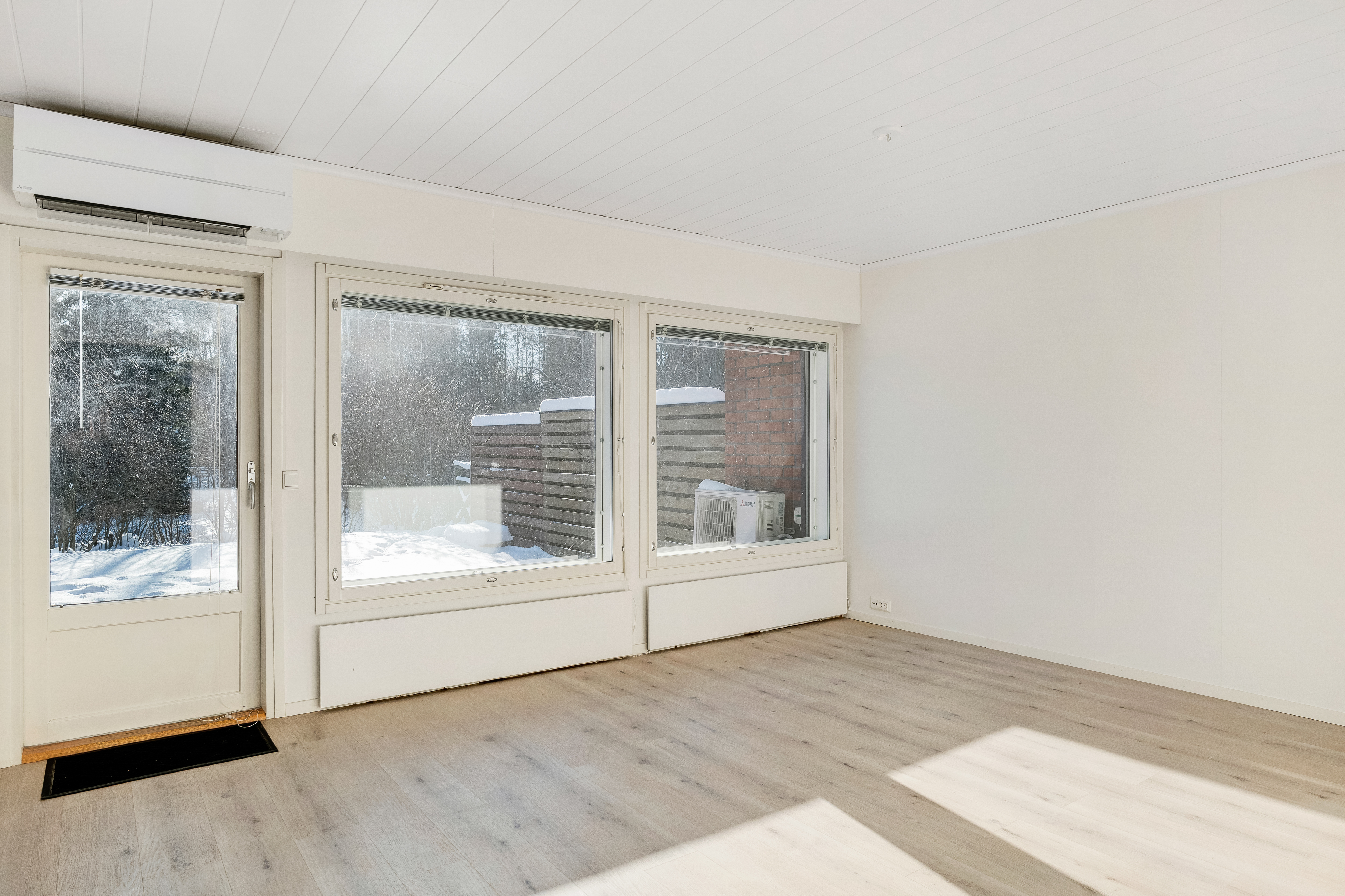 Olohuone on iso ja ikkunasta kaunis näkymä omalle pihalle ja luontoon.