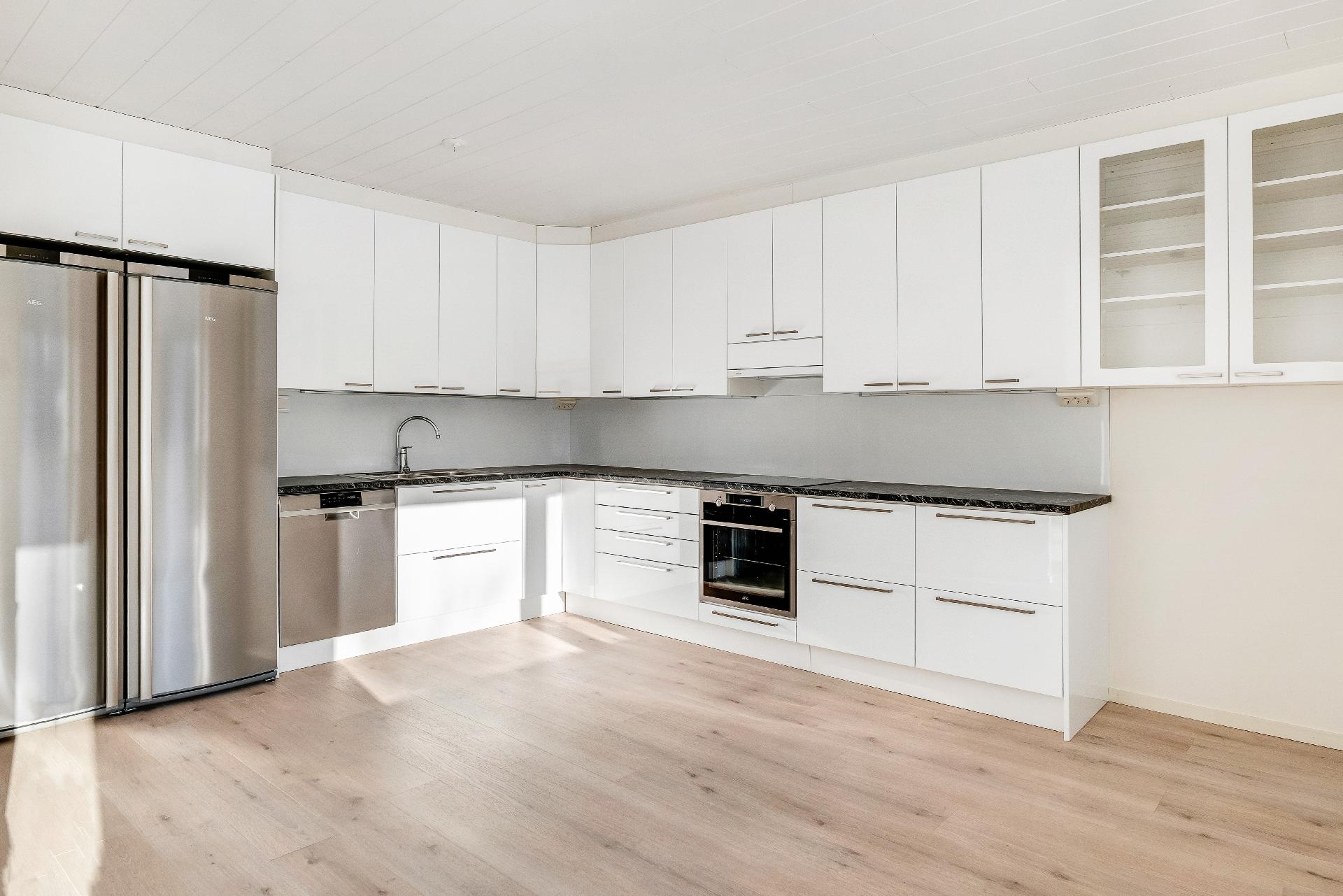 Keittiö on remontoitu kauniisti, ja koneet uusittu.