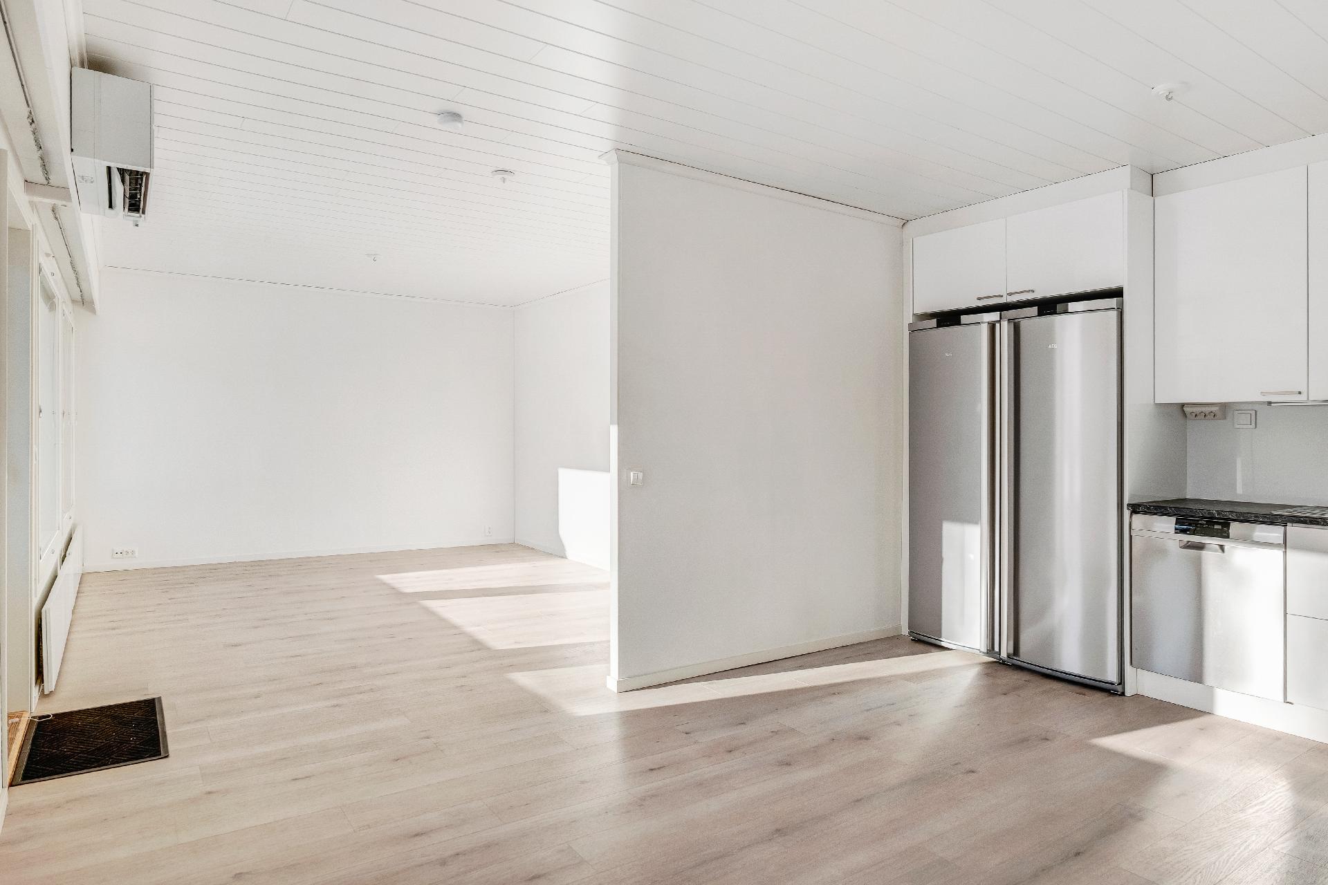 Olohuoneessa uusi ilmalämpöpumppu.