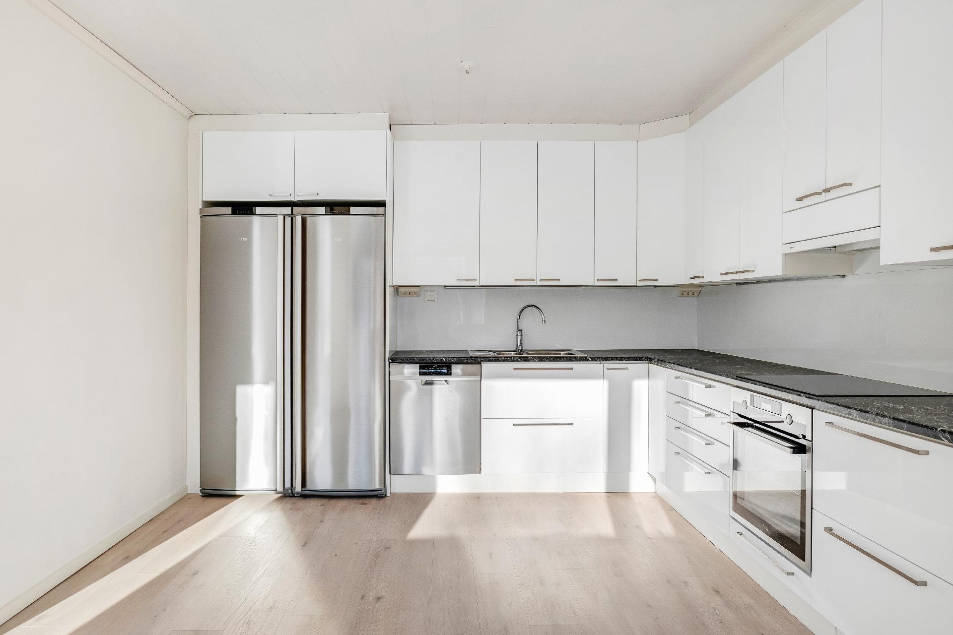 Keittiössä on paljon kaappitilaa.