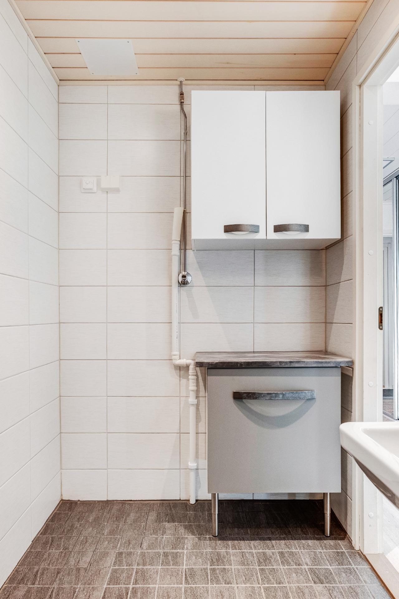 Kylpyhuoneessa tilaa myös pesutornille ja kiva pieni kodinhoitotilakin vieressä.