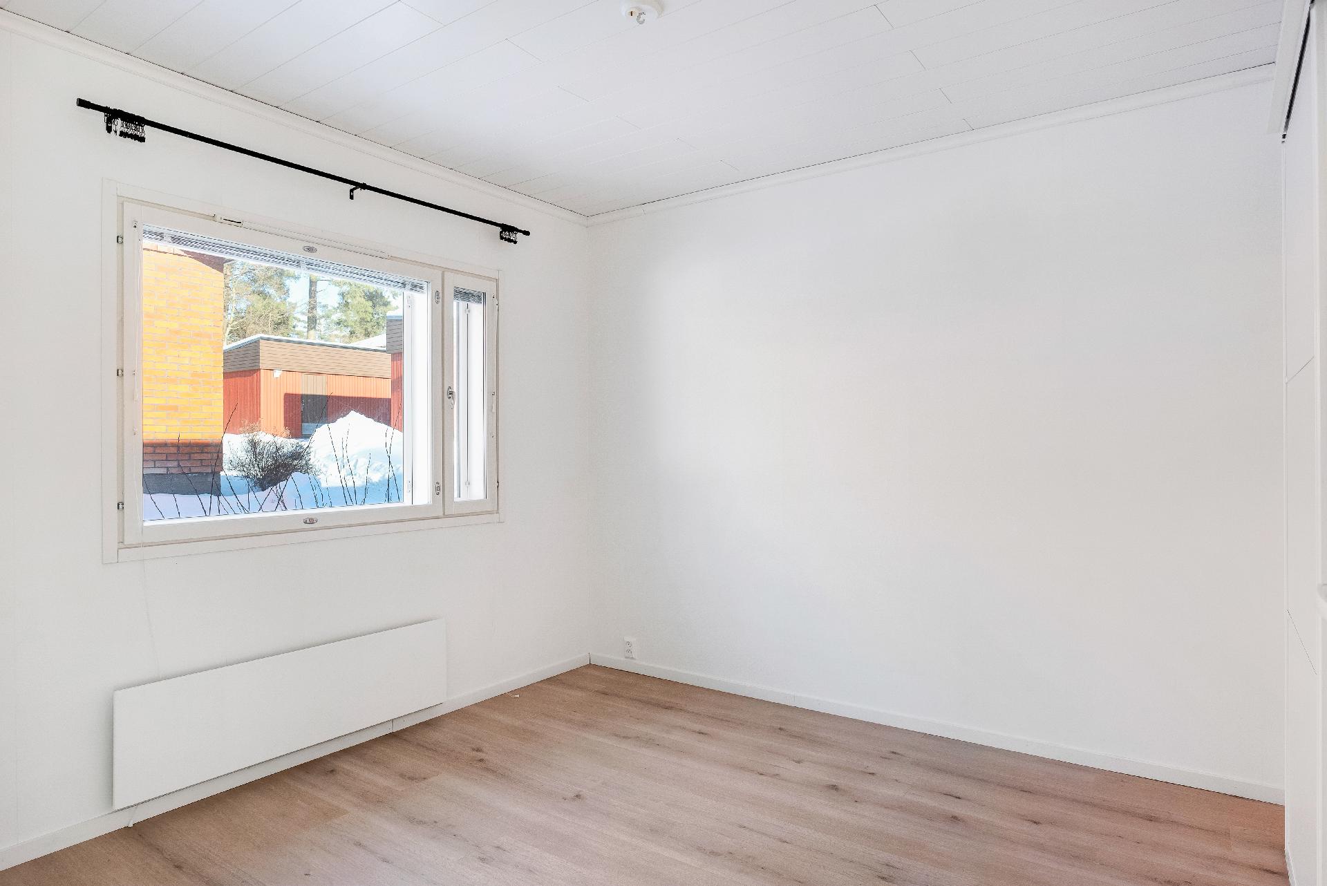 Pienempi makuuhuonekin on reilun kokoinen.