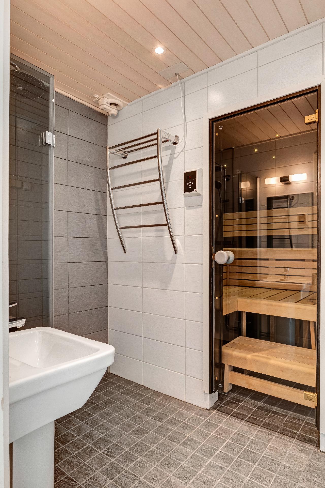 Remontoidusta kylpyhuoneesta löytyy myös kuivauspatteri.