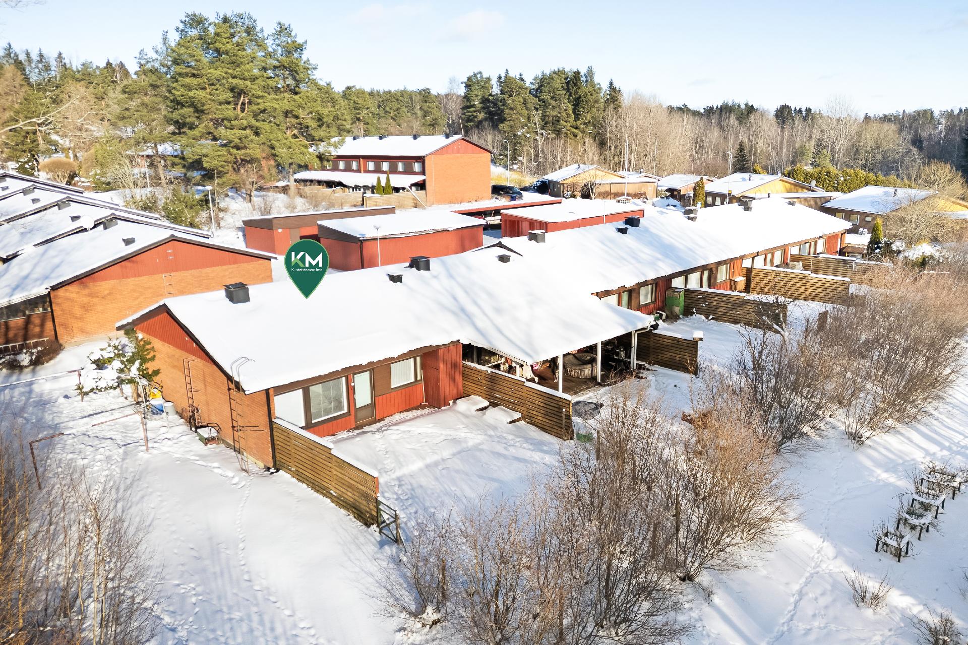 Piha on iso, ja mukavan suojaisa.