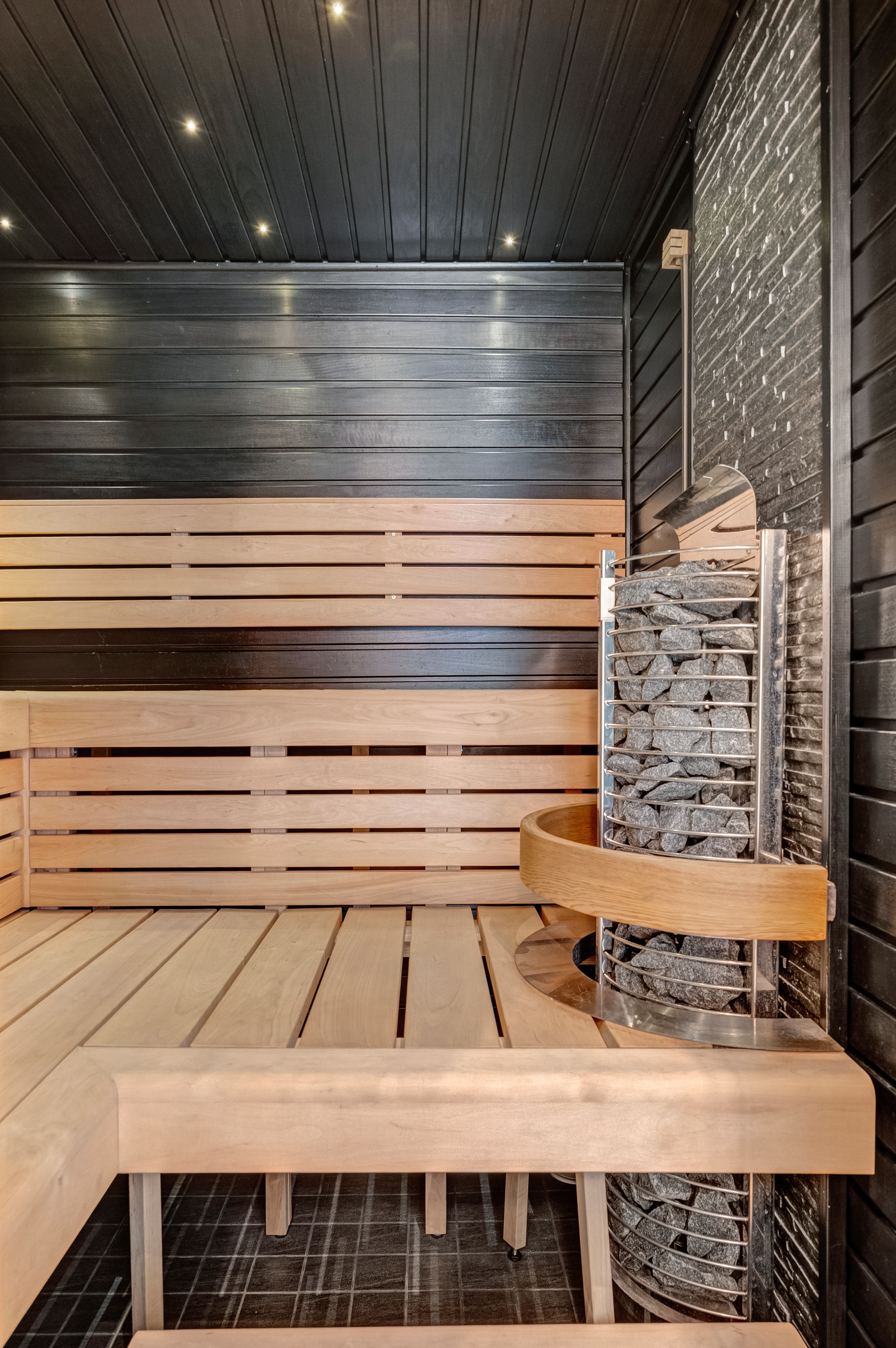 Kaunis, remontoitu sauna, jossa katossa tähtivalaistus.