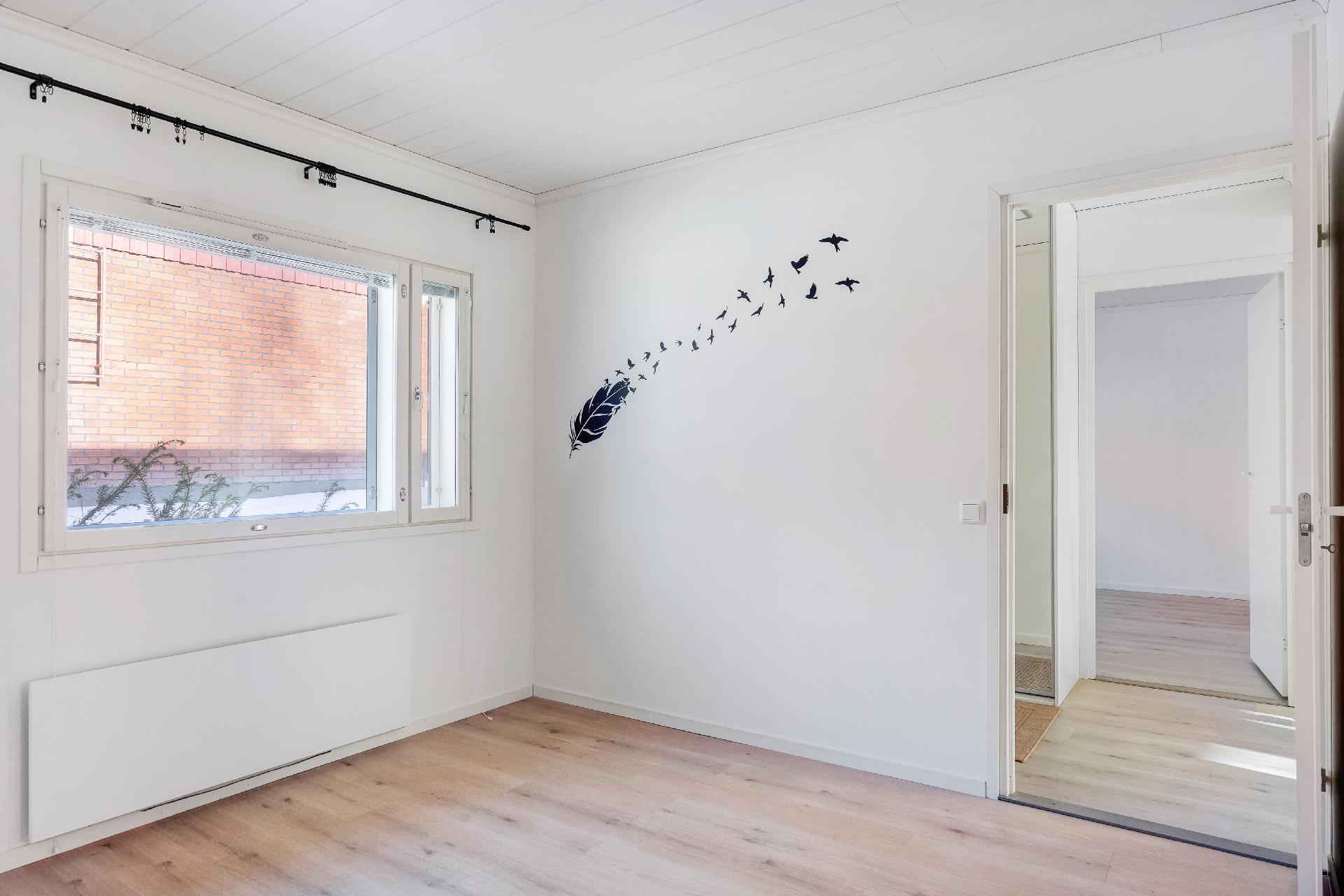 Isompi makuuhuone, kivan kokoinen.