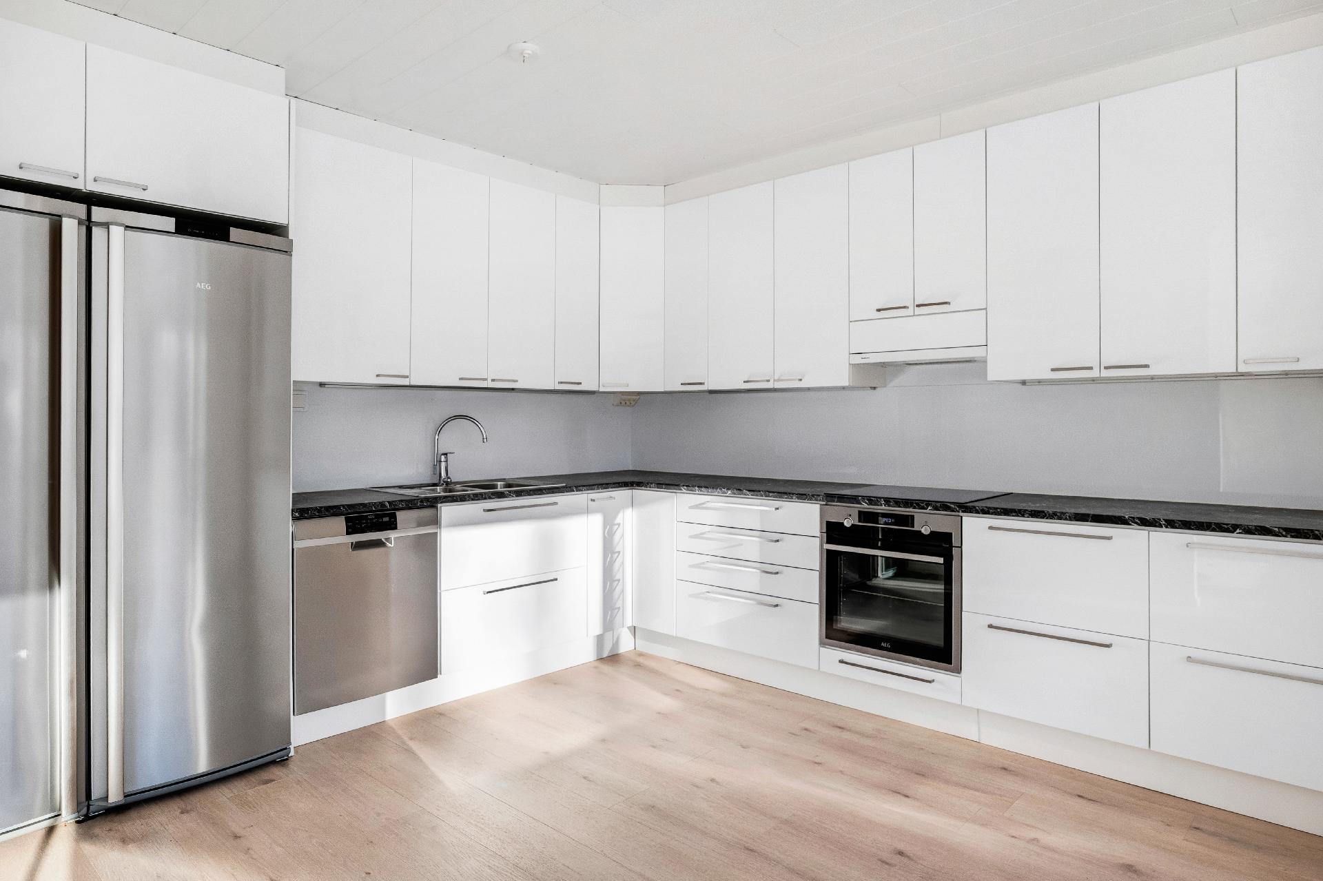 Rosteriset kodinkoneet luovat mukavan kontrastin valkoiseen keittiöön.