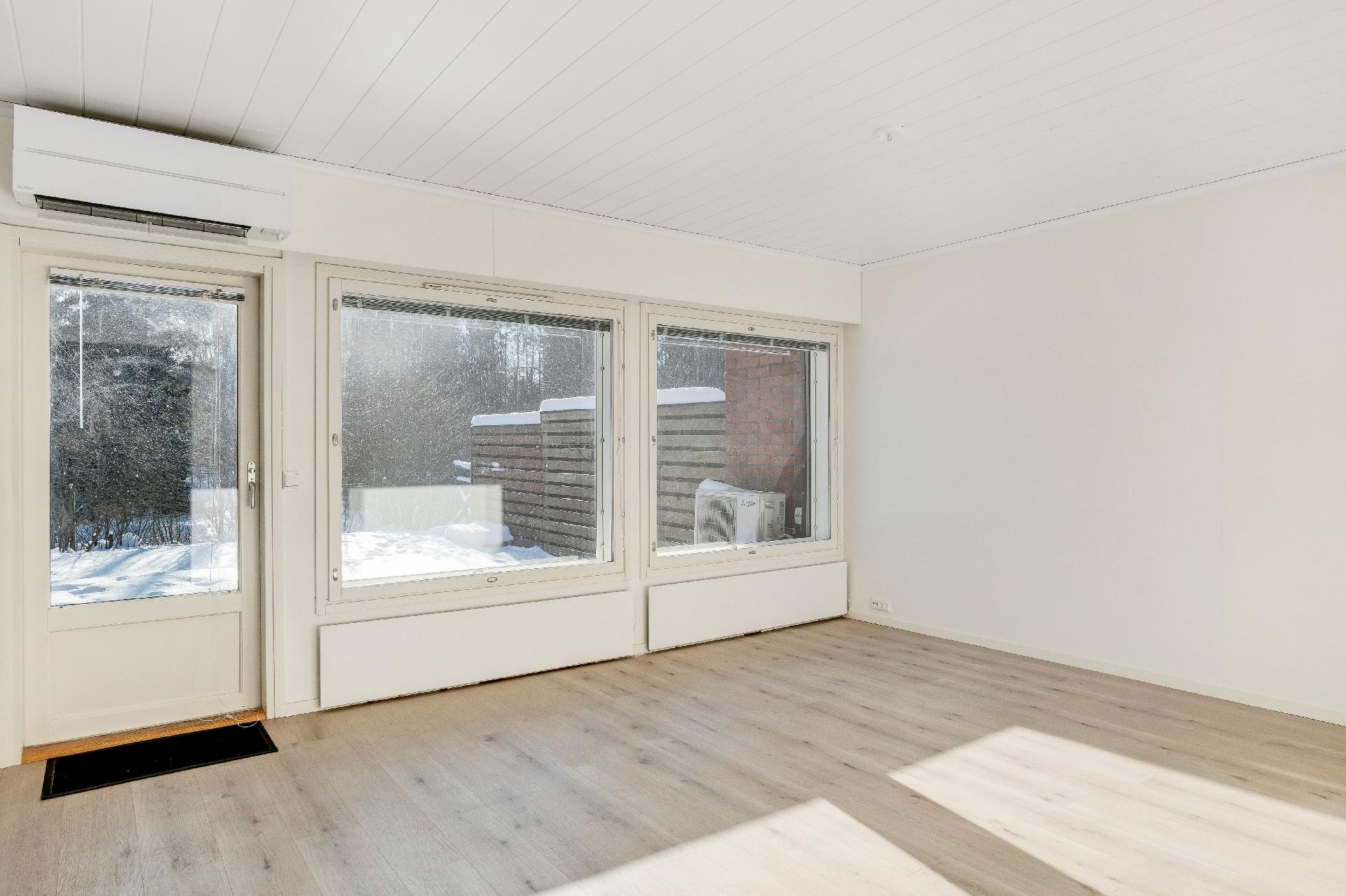 Olohuone on iso ja ikkunasta kaunis näkymä omalle pihalle ja luontoon.